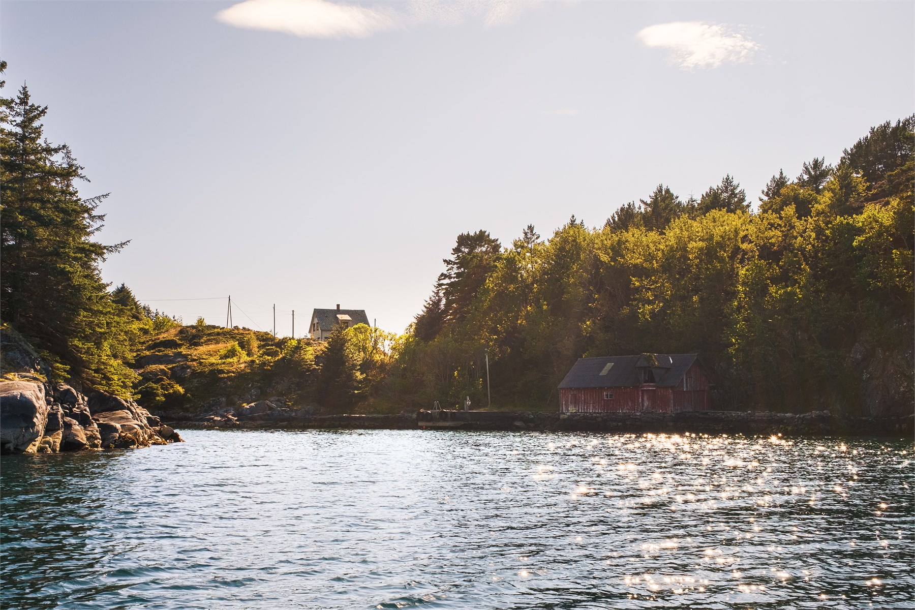 Adkomsten til eiendommen skjer med båt fra Algrøy, noe som understreker den unike og idylliske karakteren ved eiendommen. 