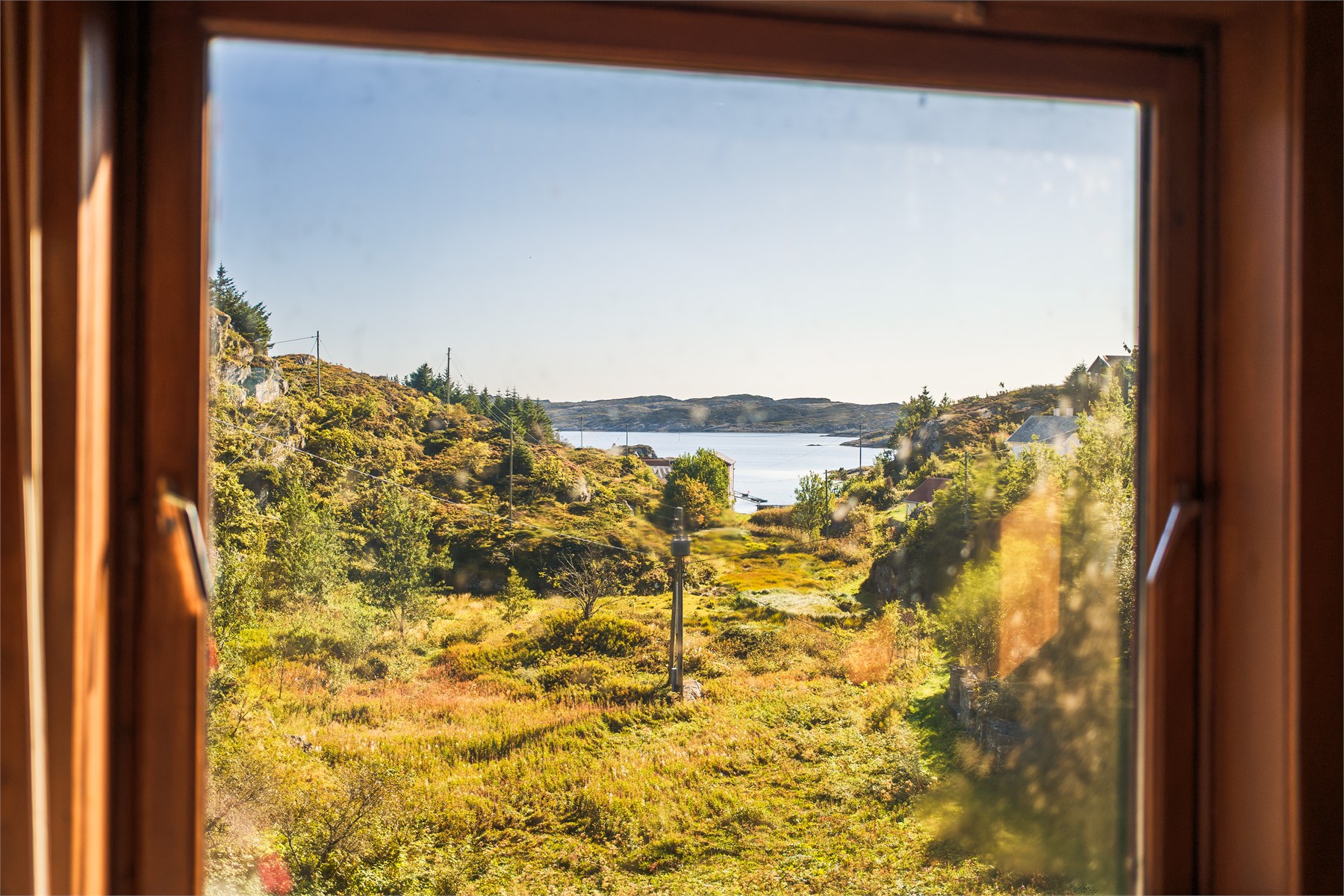 Fra stuen har man en fantastisk utsikt ut over eiendommen. 