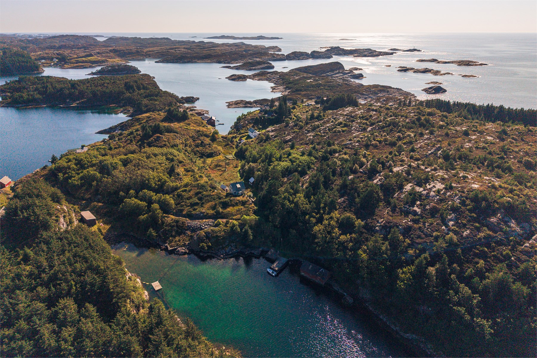 Eiendommen er på nærmere 300 mål og omfatter et stort og variert naturområde med flere mindre øyer. 
