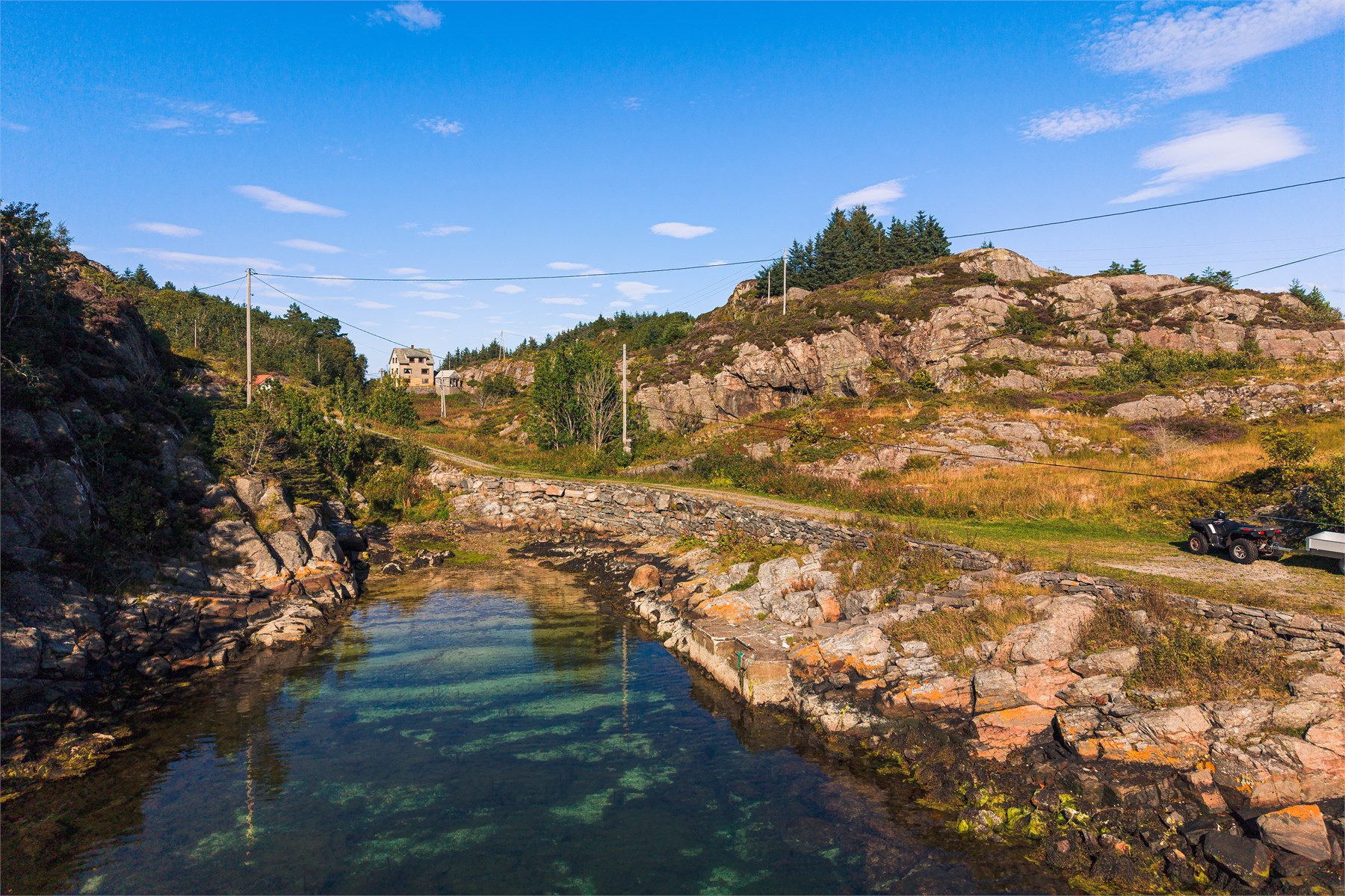 Her kan dagene fylles med båtliv, fiske, bading, kajakkpadling og turer i et særpreget kystlandskap.