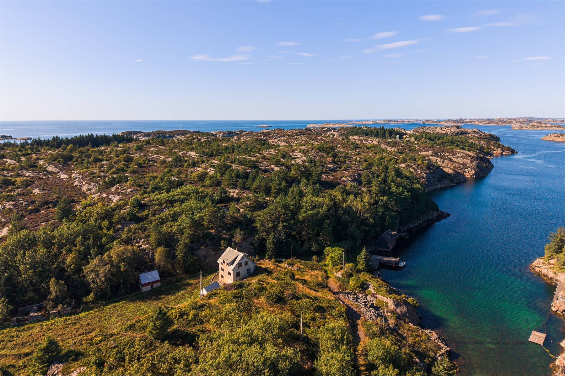 Eiendommen er stor nok til å gi en opplevelse av ro, privatliv og uforstyrret natur.