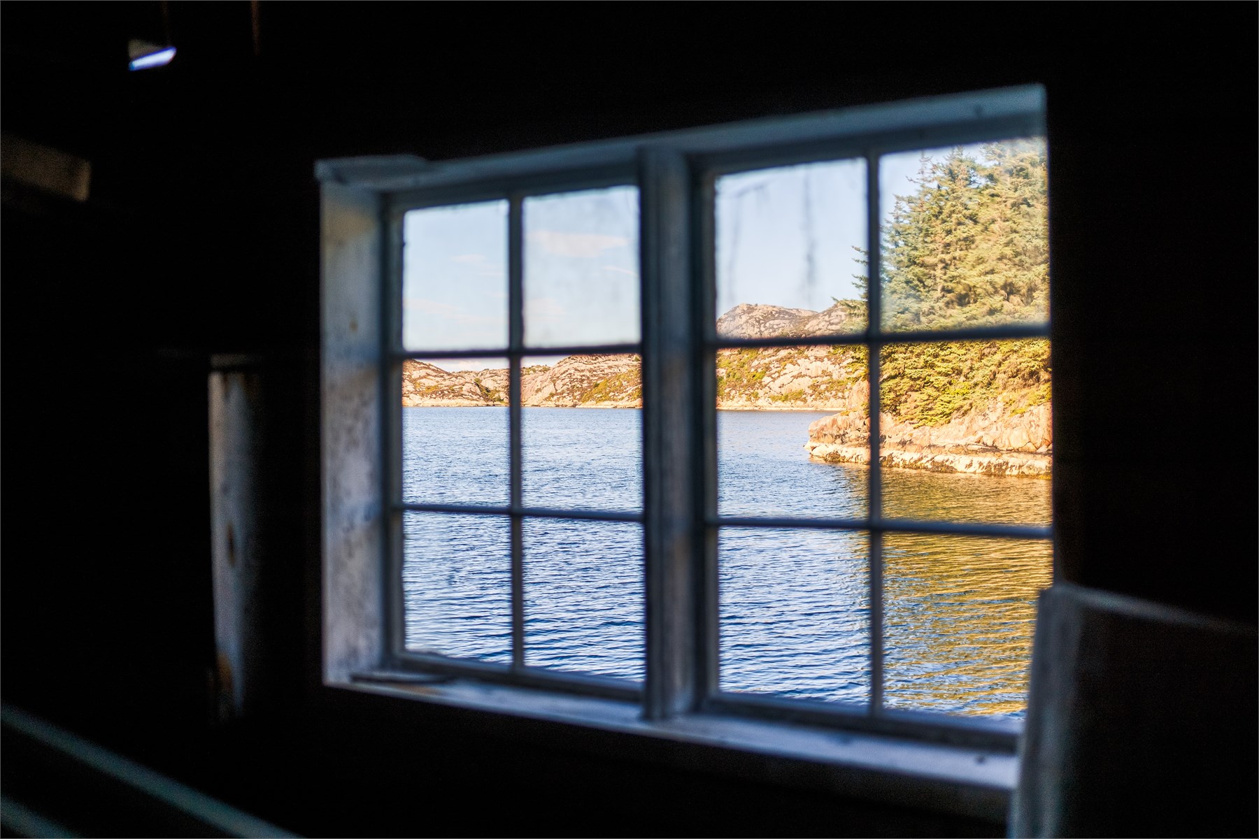Rett utenfor nøstet er det perfekt utgangspunkt for båtliv, fiske, kajakk og herlige sommerdager.