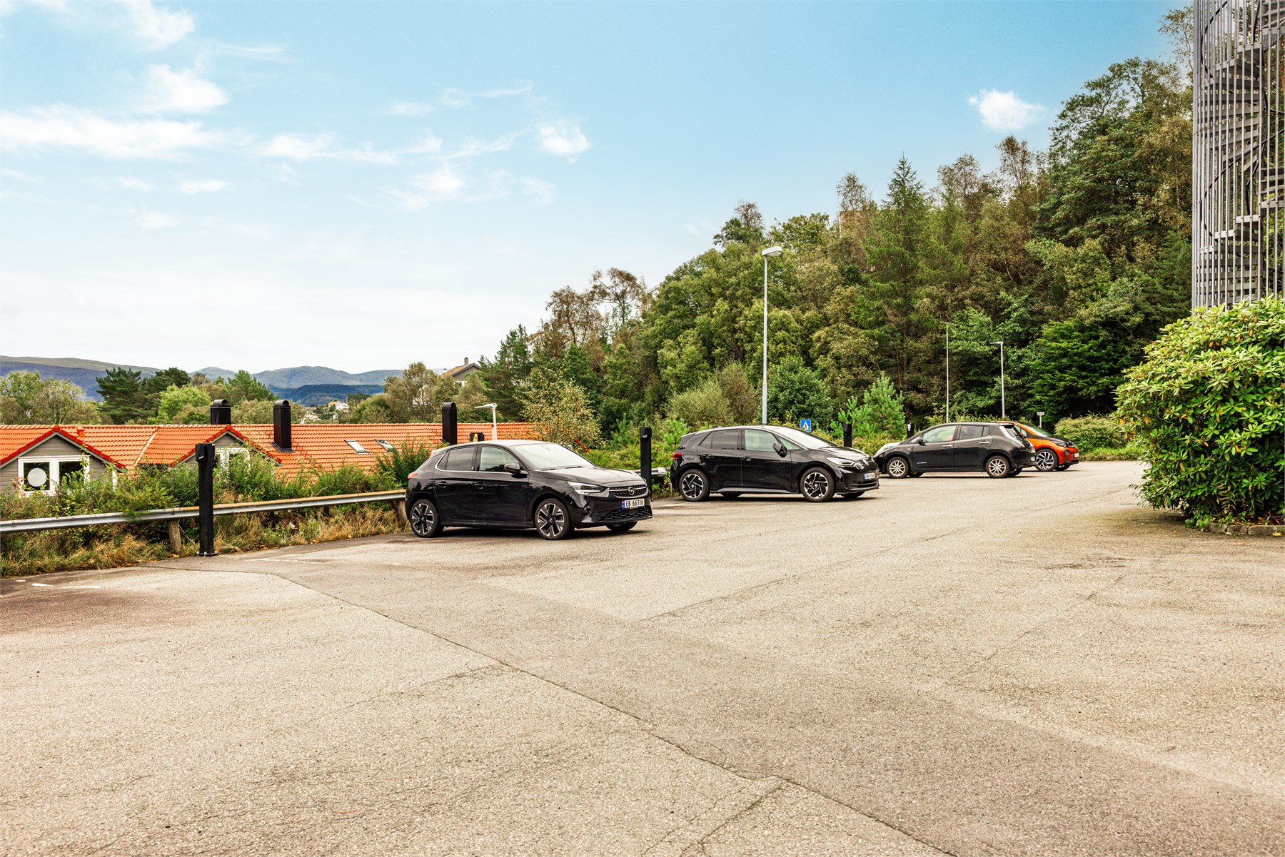 Sameiet har flere utvendige parkeringsplasser som kan benyttes fritt av beboerne. 