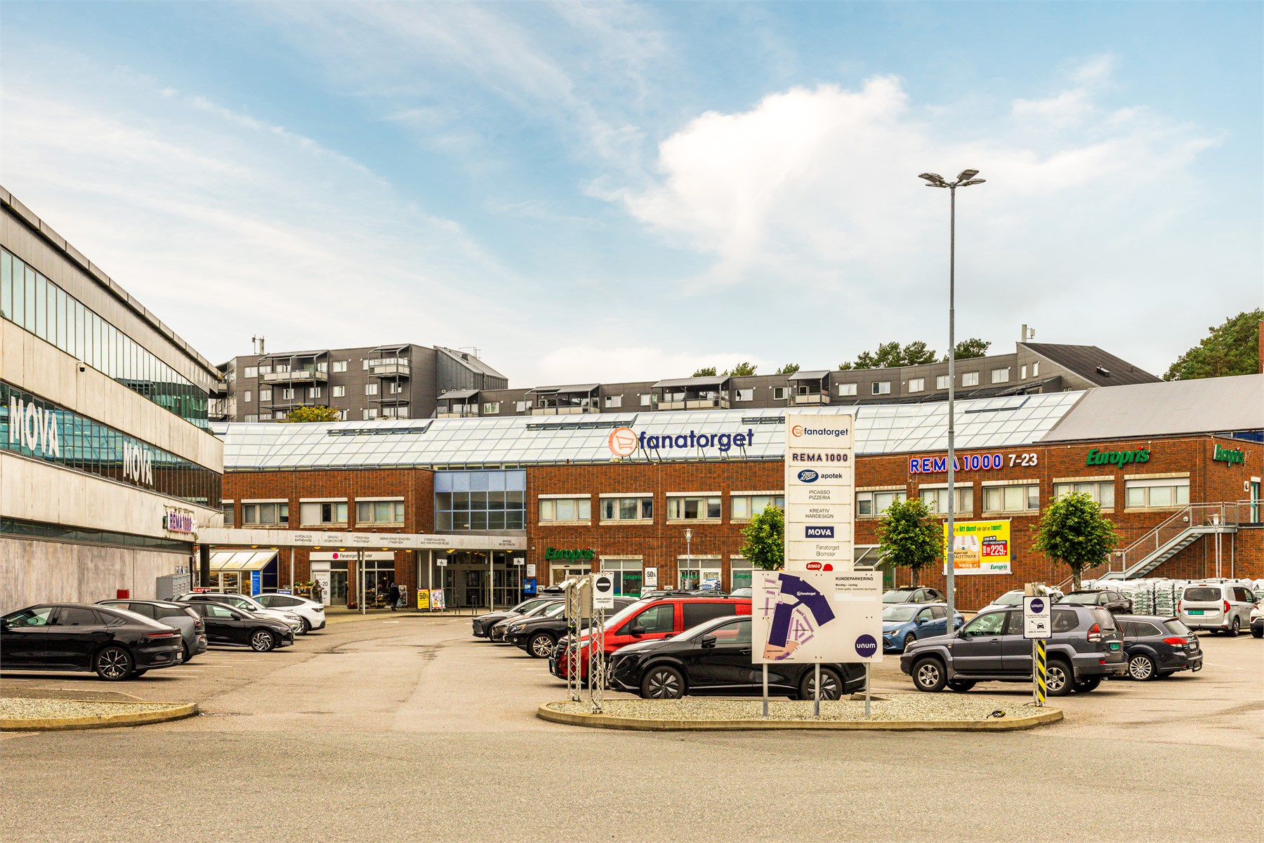 Fanatorget ligger lett tilgjengelig fra boligen og byr på et variert utvalg av butikker og servicetilbud for de daglige gjøremålene.