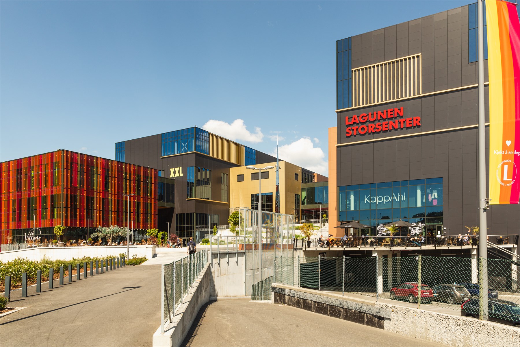For et enda bredere shopping- og servicetilbud er det kort vei til Lagunen Storsenter og Laguneparken.