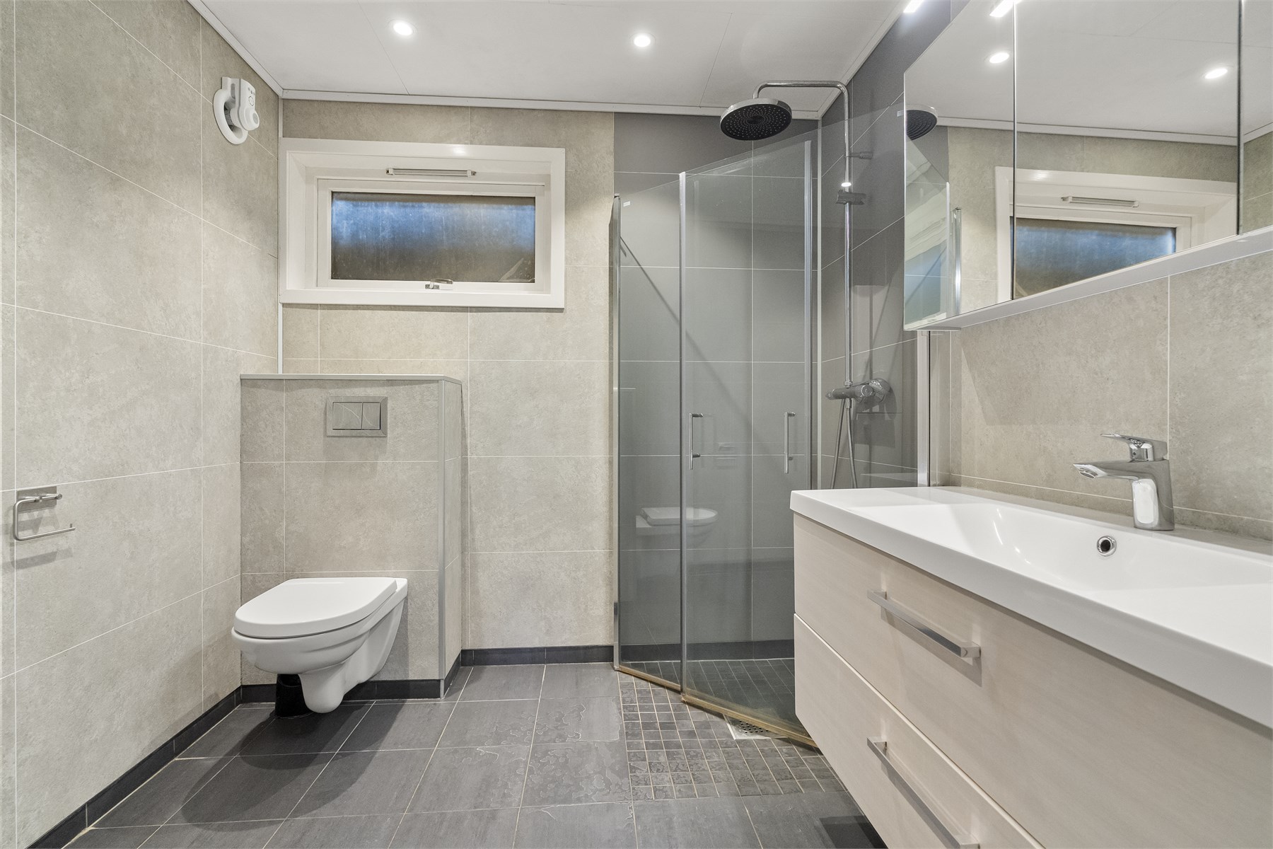 - Badet ble totalrenovert i 2017 og har fliser på gulv med varmekabler og baderomsplater på vegg - 
