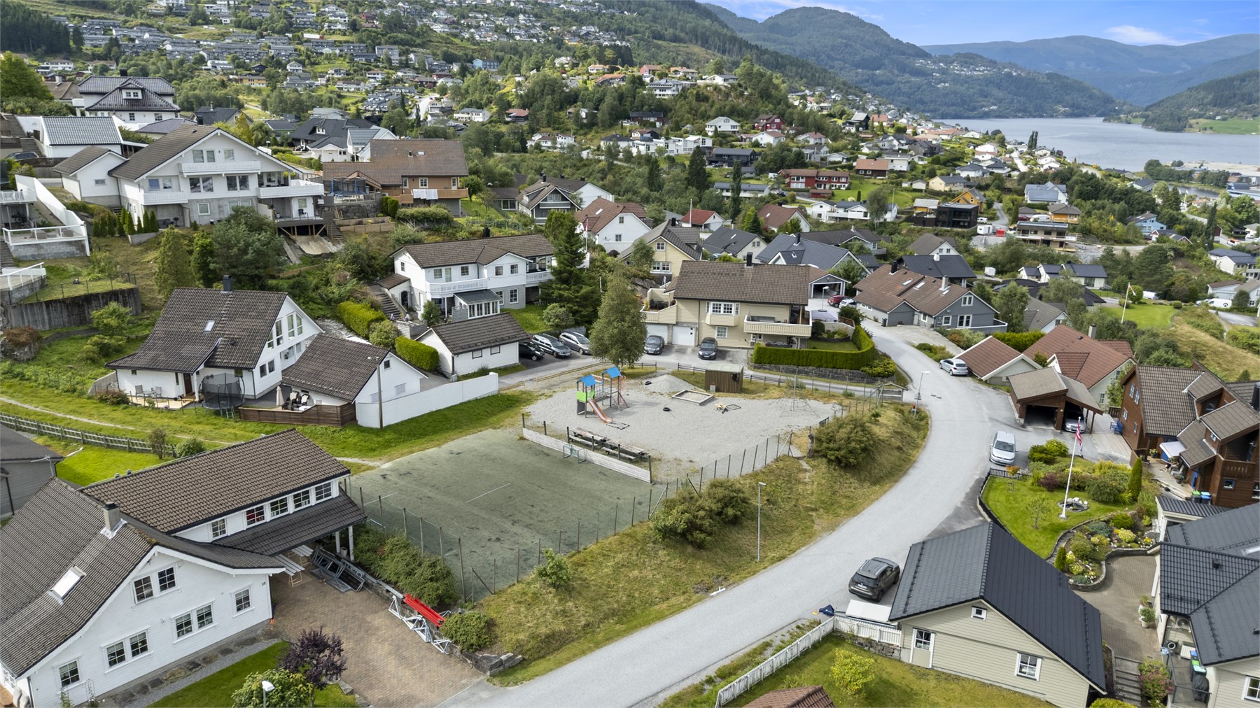 - Felles lekeplass/fotballbane for de minste -