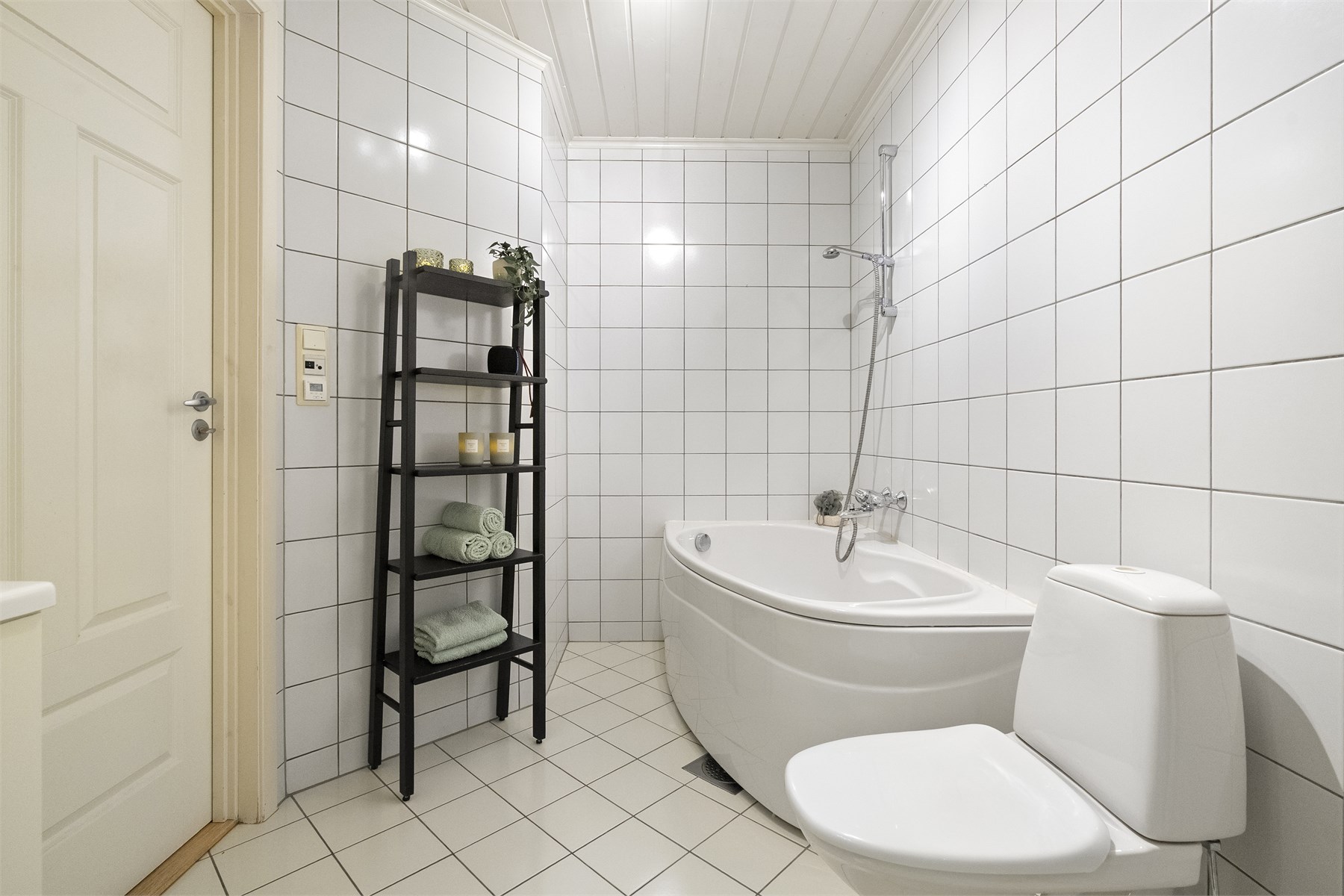 - Innredningen består av gulvstående toalett, badekar, servant i underskap, overksap og speil - 