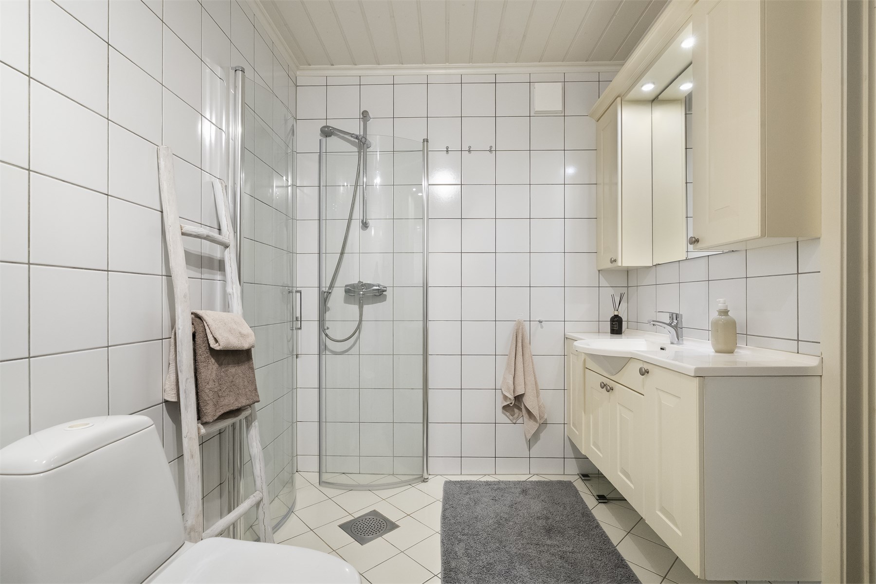 - Helfliset bad med varmekabler i gulv - 