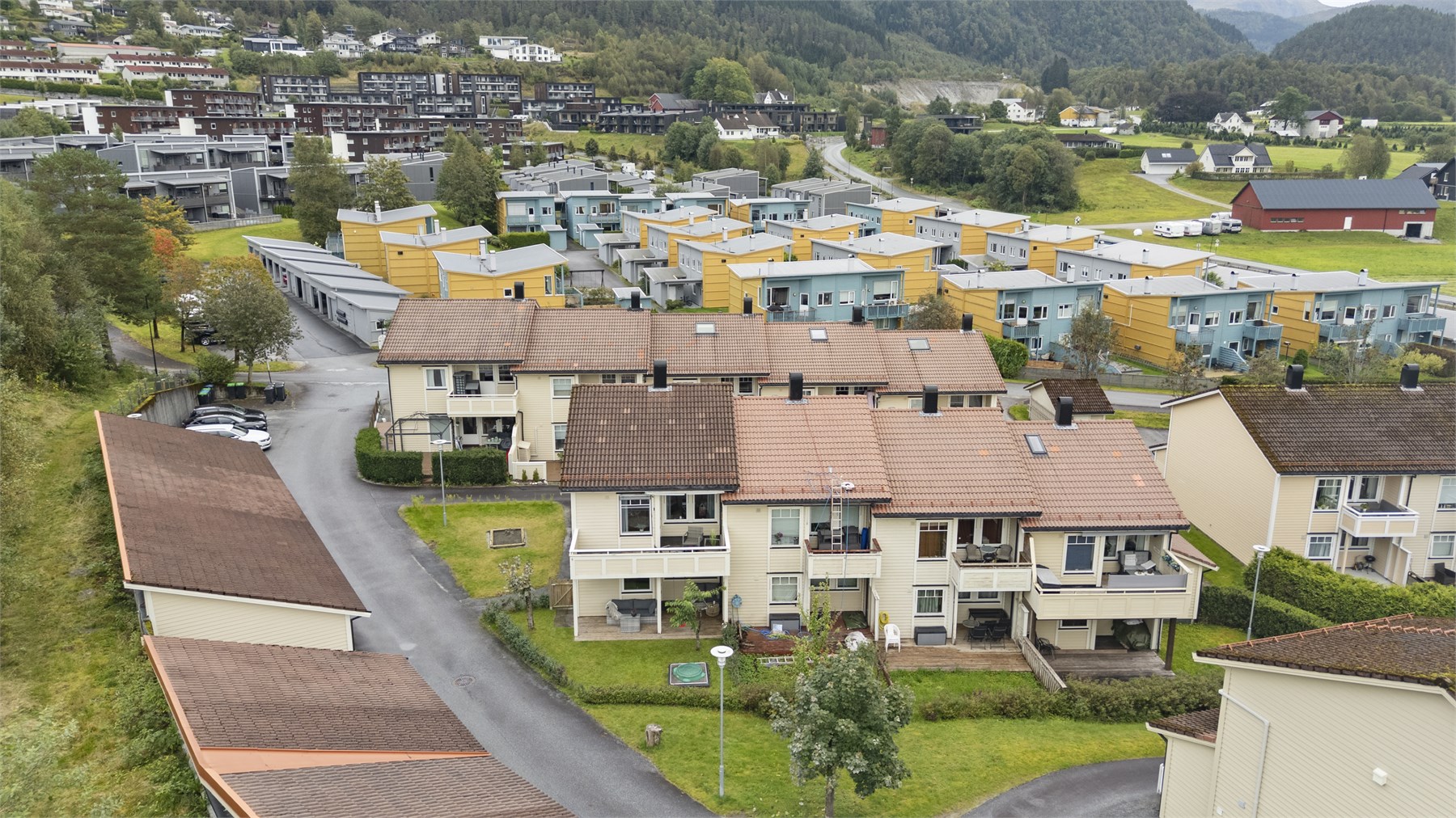 - I området finner du frisbeegolfbane, fotballbane, ballbinge, klatrehallen og fine turforhold til blant annet dagsturhytta Gytta og Viefjellet  - 