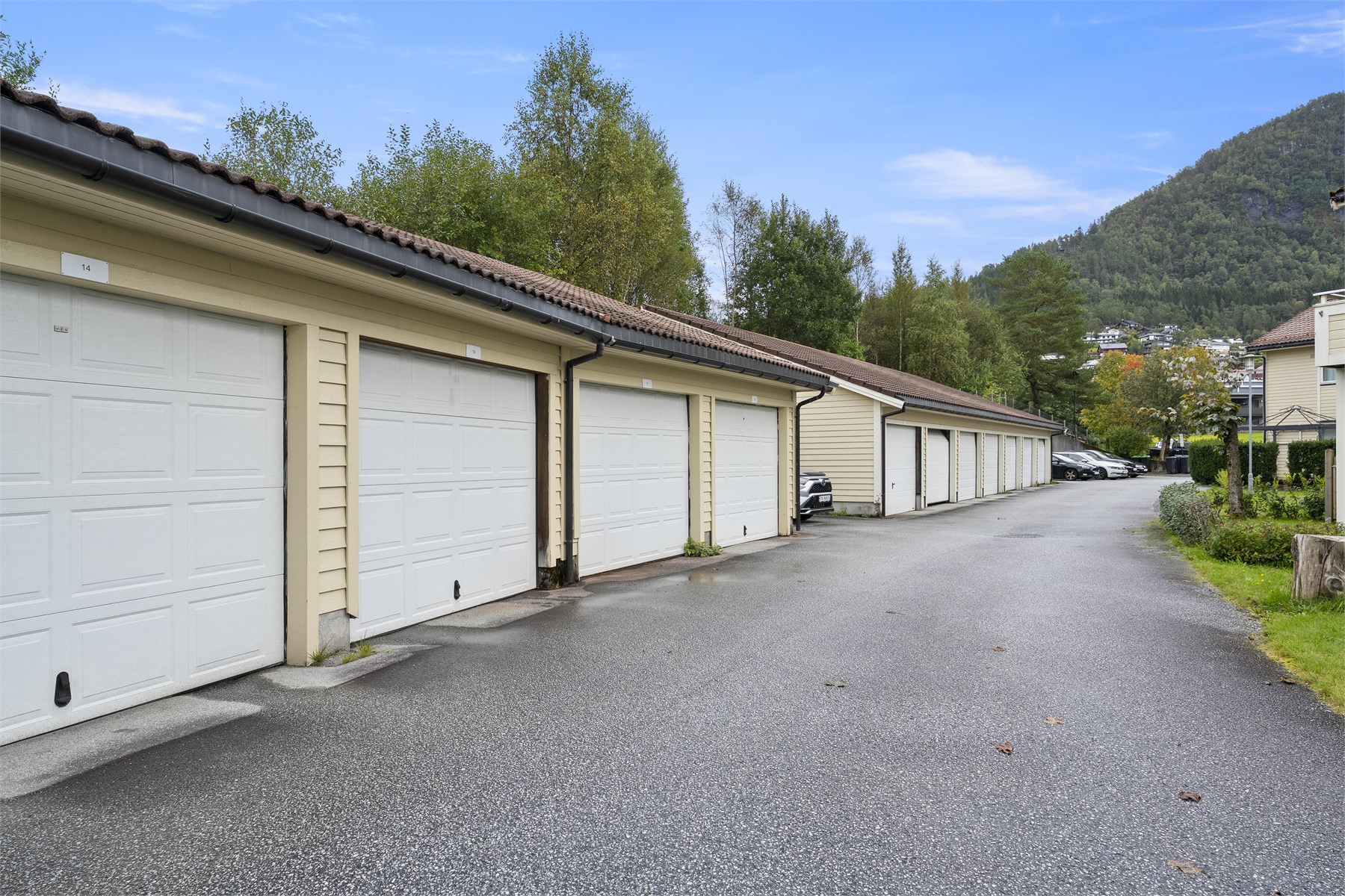 - Seksjonen disponerer egen garasje - 