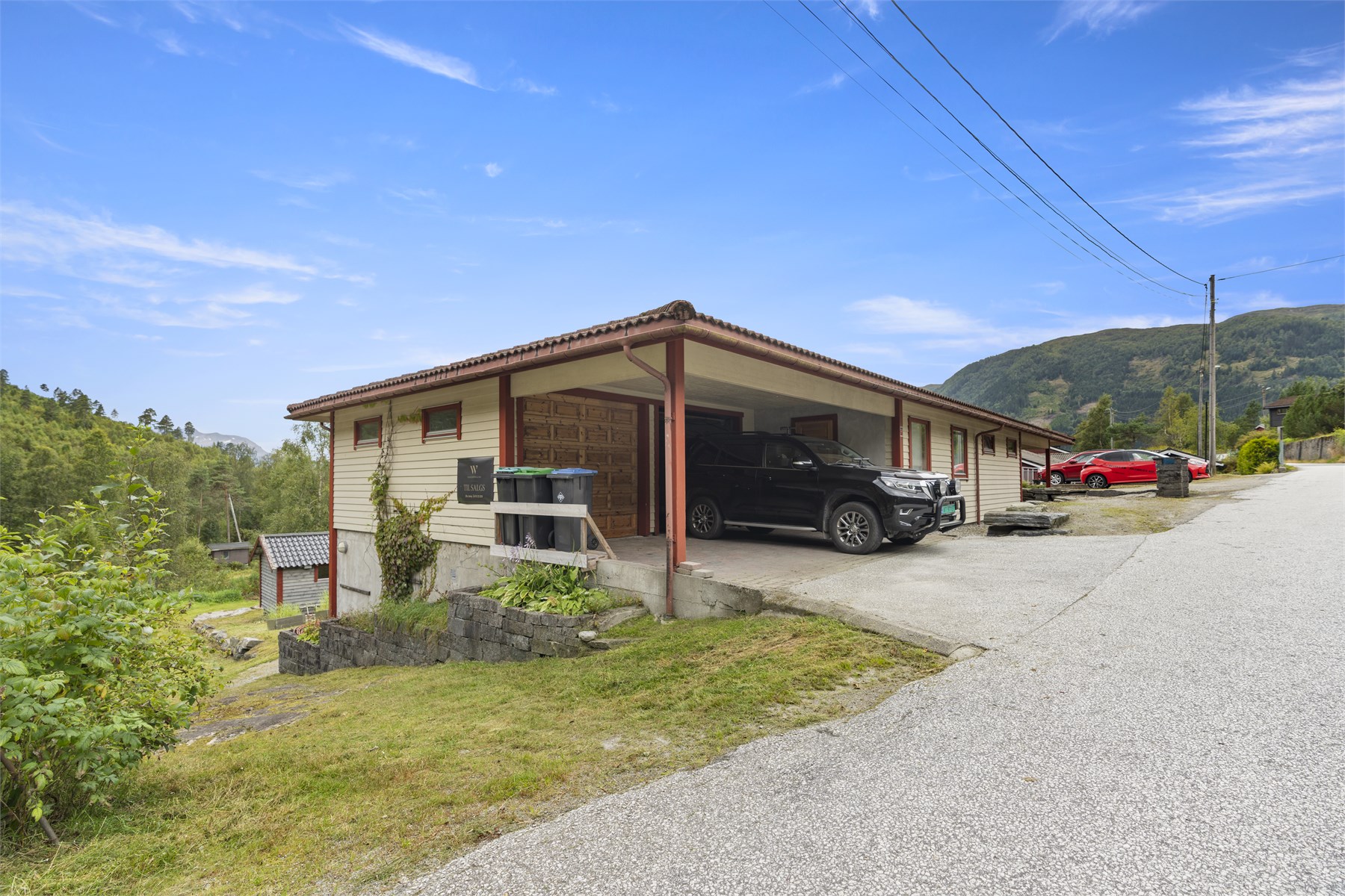 - Dobbel garasje på ca. 40 m² med carport utenfor gir tørrskodd adkomst til boligen -