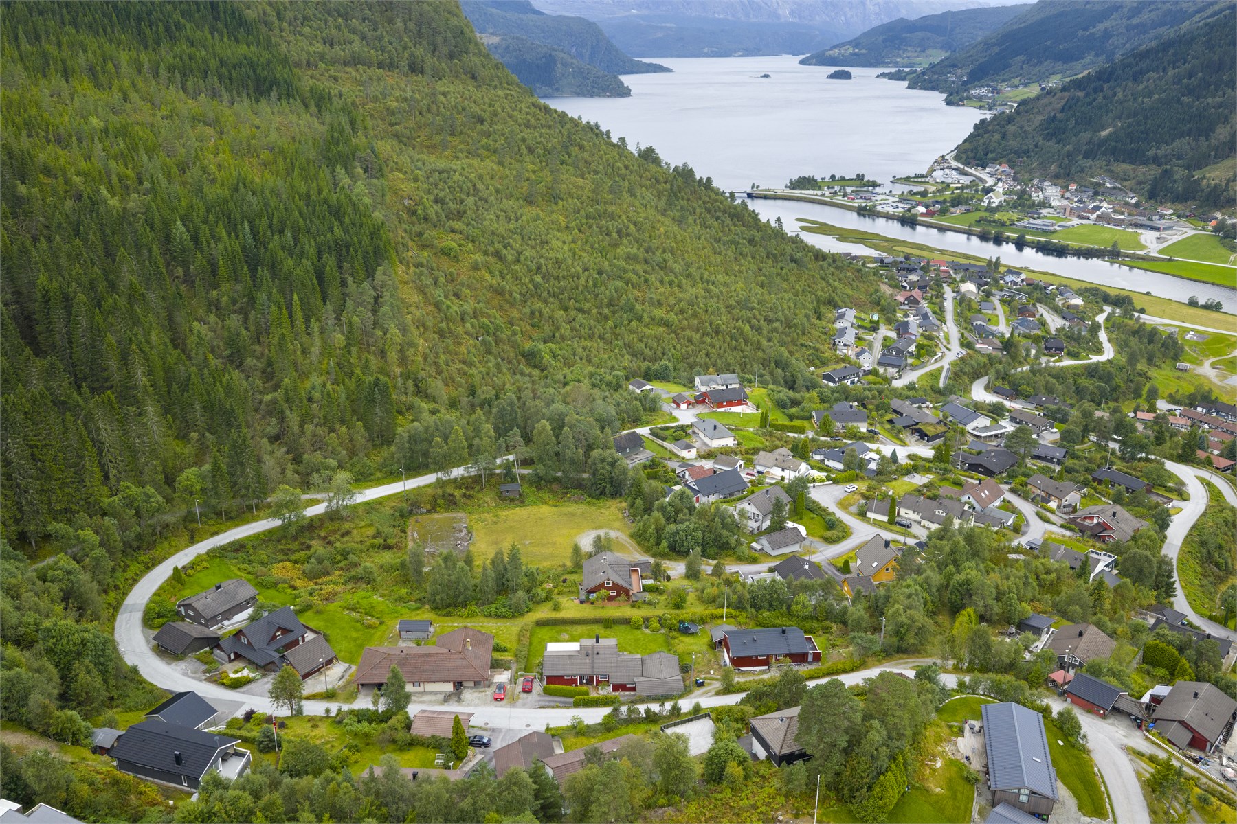 - Naustdal byr på nærhet til fjord, fjell og bading på Sanden -