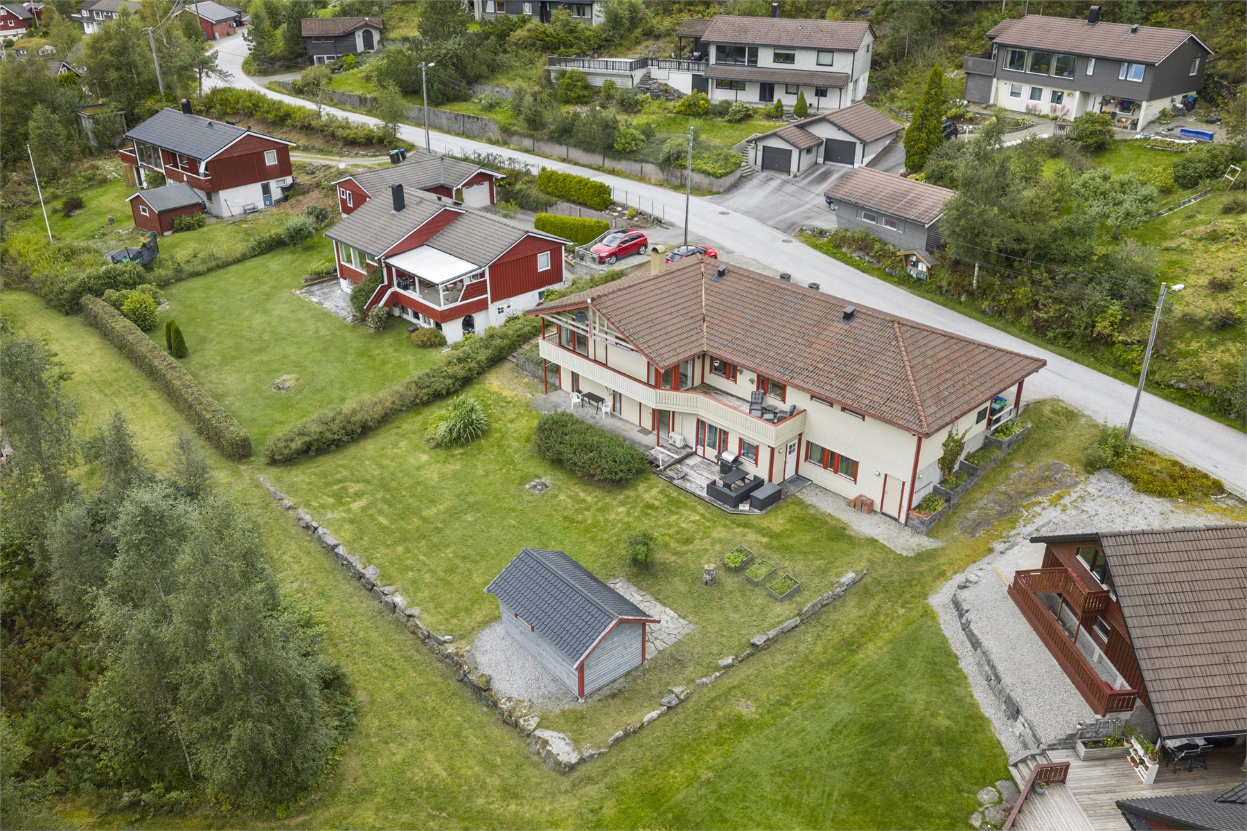 - Eiendommen ligger i et etablert boligområde i Naustdal -