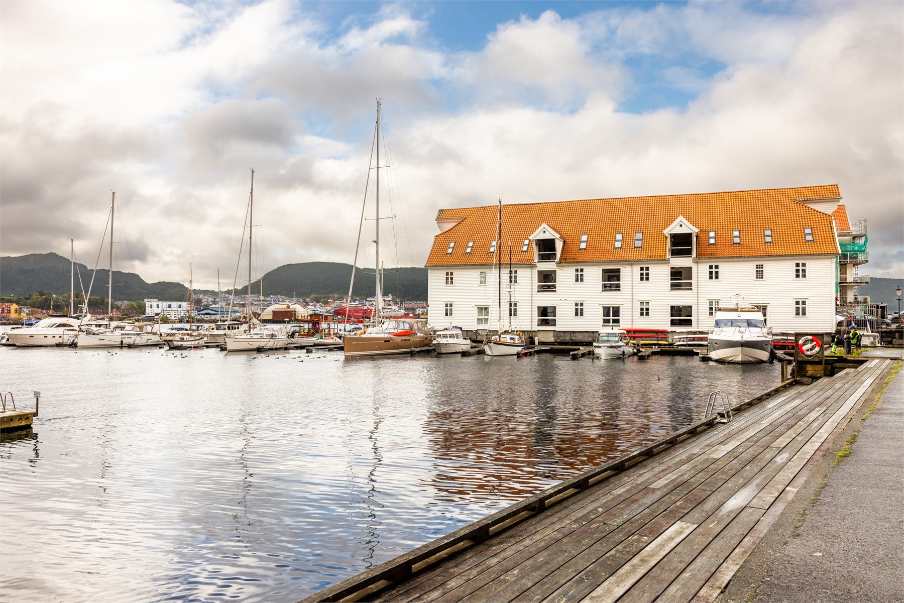 Den maritime beliggenheten er en av områdets store kvaliteter. Langs sjøfronten kan man rusle blant brygger, båter og karakteristisk bergensk bebyggelse.
