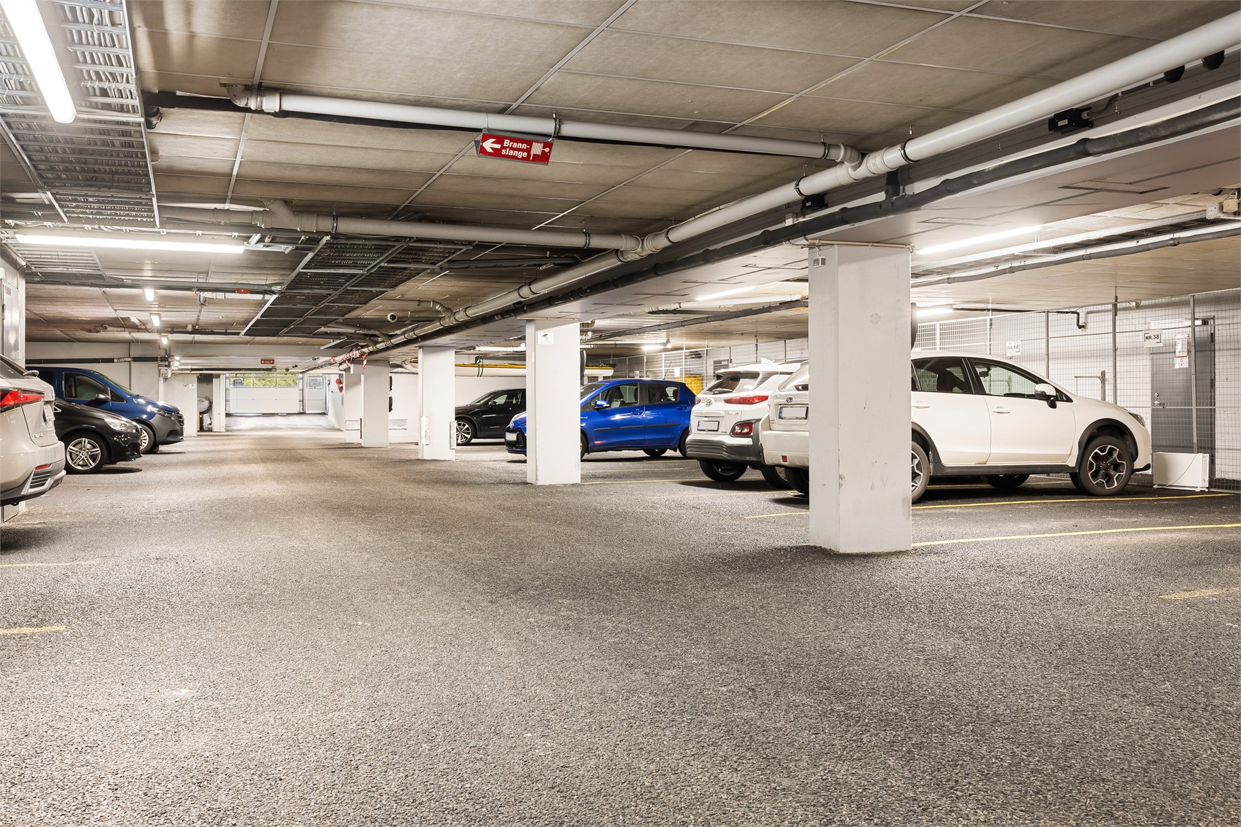 Leiligheten disponerer fast parkeringsplass i felles lukket garasjeanlegg med el-bil lader. 