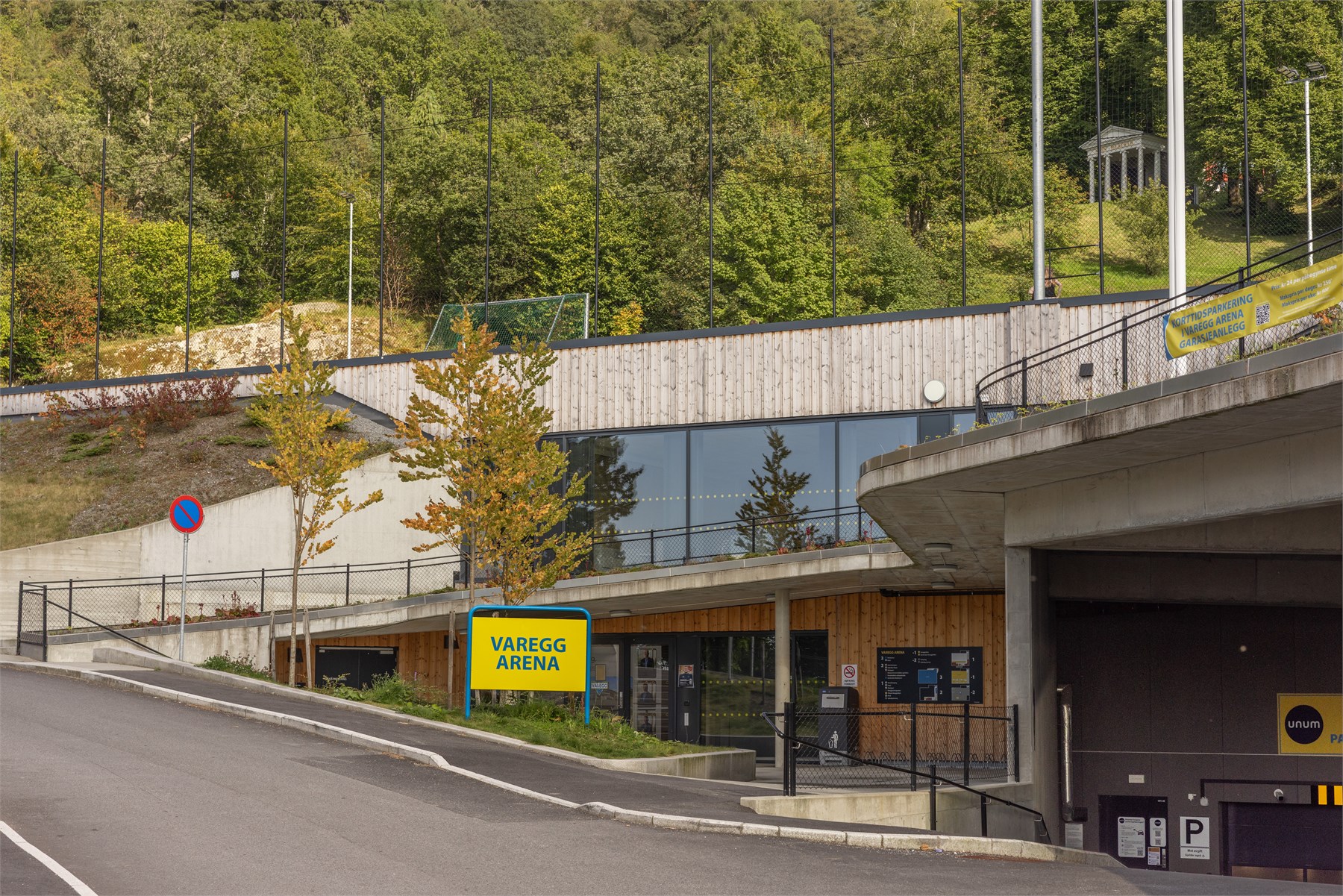 Varegg Arena ligger i nærområdet og gir gode muligheter for aktivitet og idrett. Sammen med nærheten til blant annet Stoltzekleiven, Fjellveien, Sandviksfjellet og Fløyen ligger alt til rette for en aktiv hverdag.