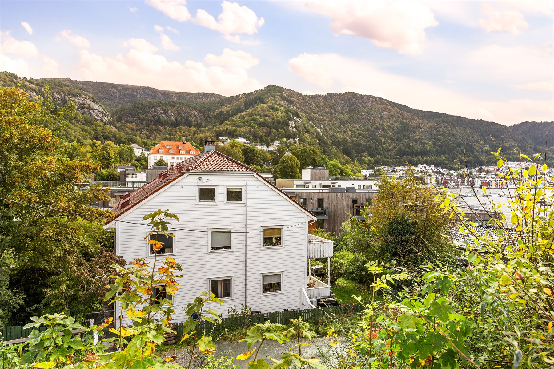 Boligen ligger fint til i Ytre Sandviken, med grønne omgivelser samtidig som det er kort vei til sjøen og Bergen sentrum.