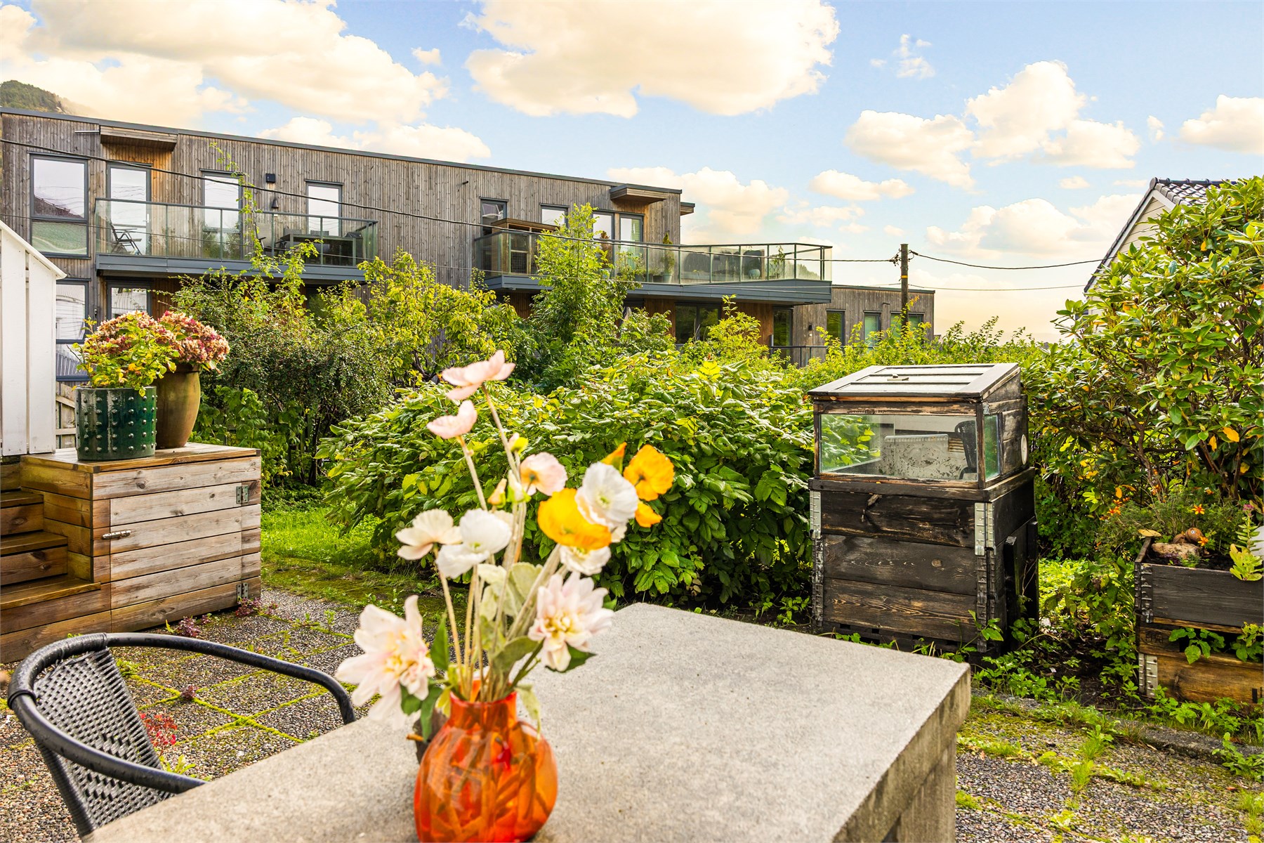 Hagen er pent opparbeidet med plen, blomsterbed og sittegruppe. Selger opplyser at beboerne også benytter deler av hagen til planting av blomster og grønnsaker.