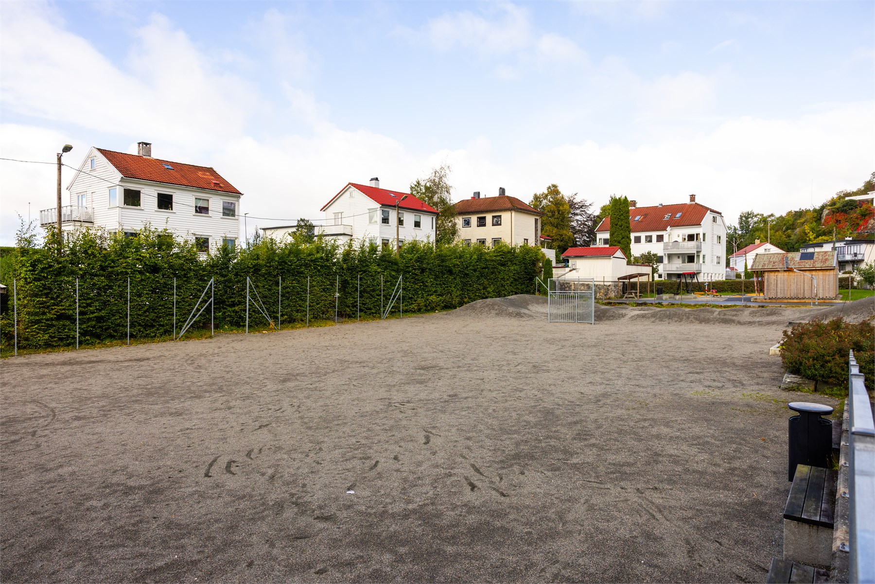 Det er gode aktivitetsmuligheter i området, med blant annet fotballbane og andre tilbud innen kort avstand fra boligen.