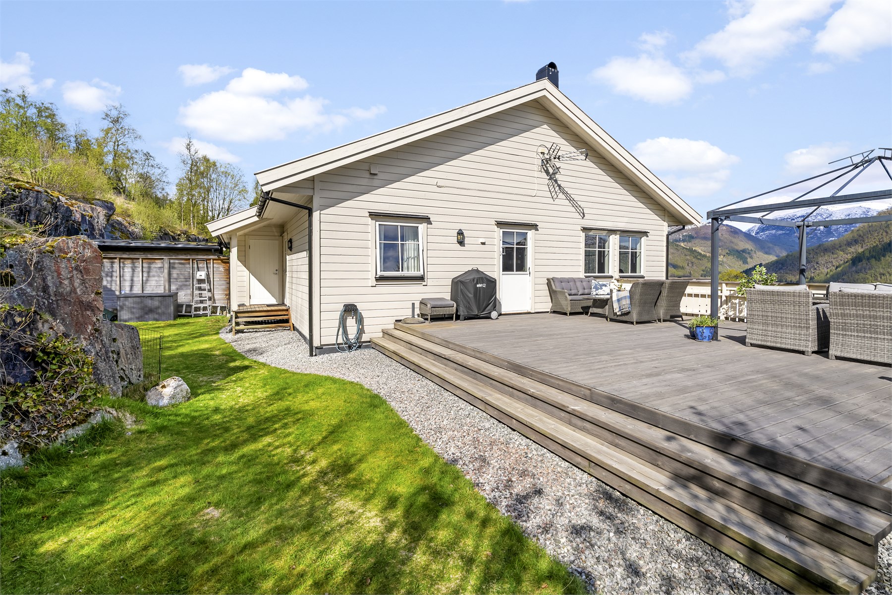 - Halvpart av tomannsbolig på 181m2 med blant annet fem soverom, garasje, to bad og nydelige uteplasser - 