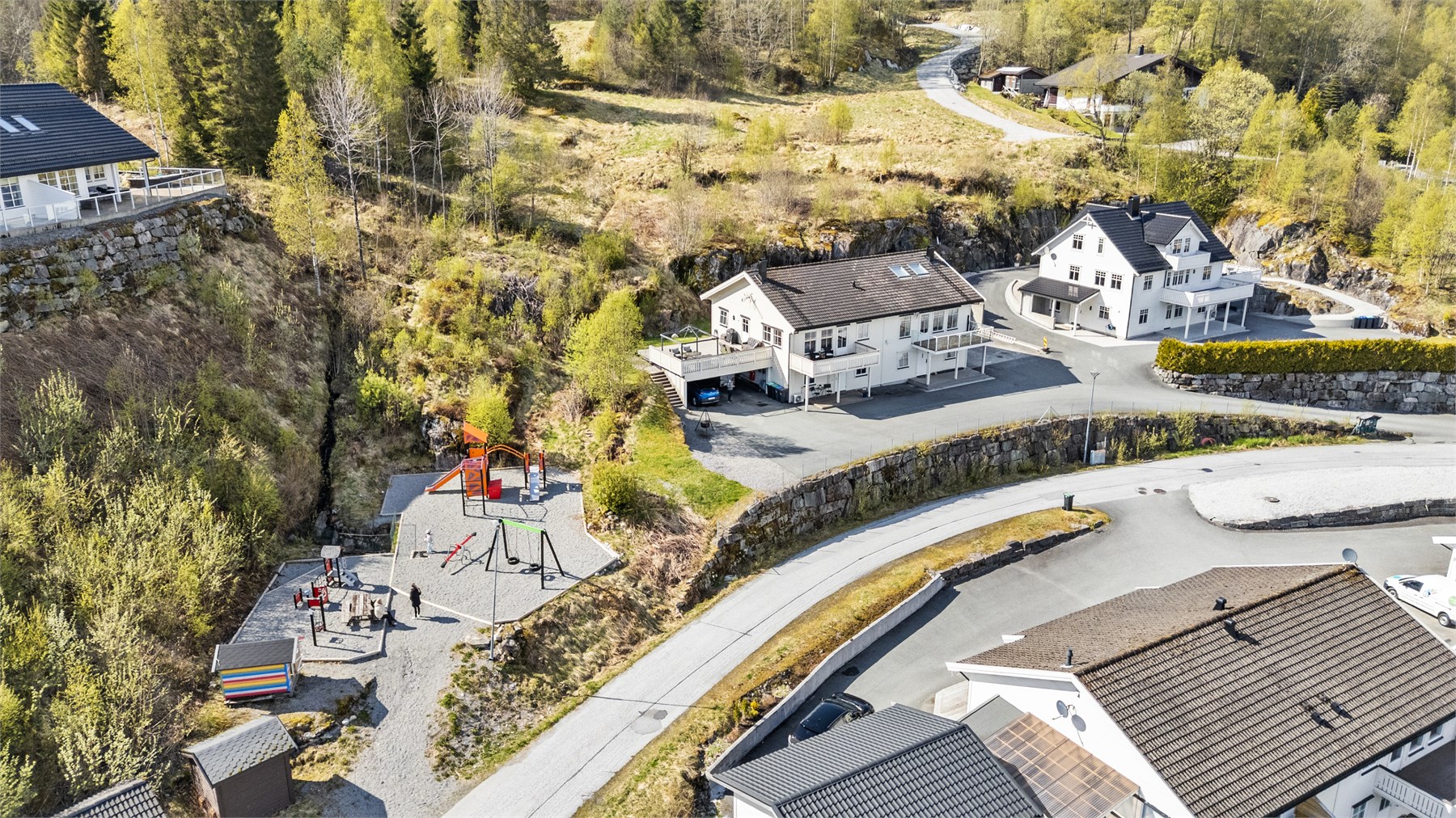 - Ulltang er et veletablert og barnevennlig boligfelt i kort avstand fra sentrum. Like i nærheten er det ballbinge og lekeplass -