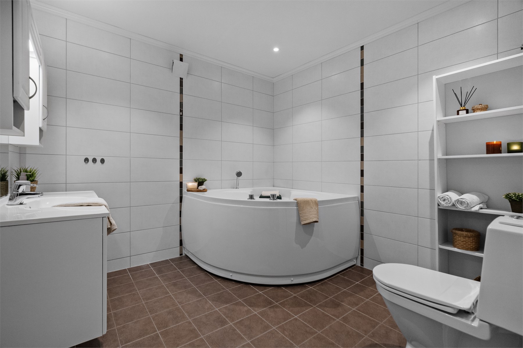 - Badet i 1.etg er innredet med baderomsinnredning, toalett og badekar - 