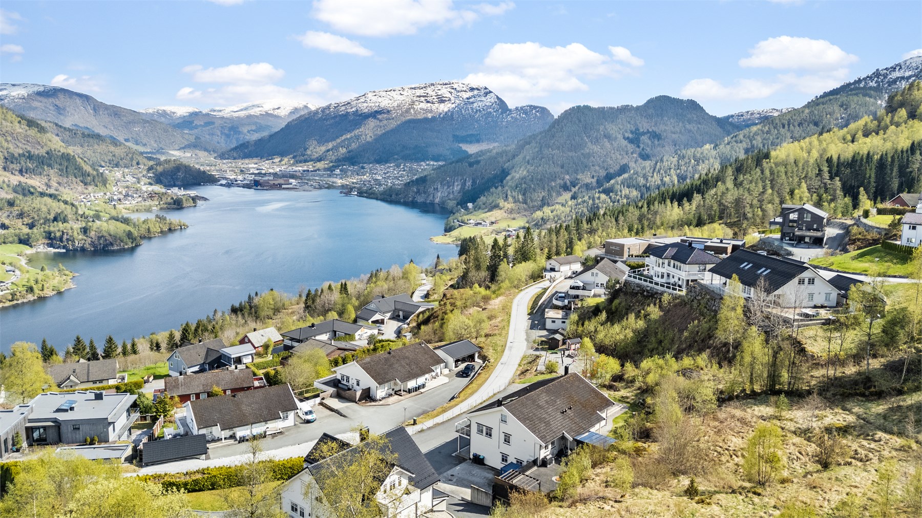 - Fra eiendommen er det nydelig utsikt over fjorden. - Området har også flotte turområder som Ulltangstøylen som ligger like ovenfor feltet. Her kan man gå videre til Fureviksnipa og Fauskevarden som er en fin tur for store og små -