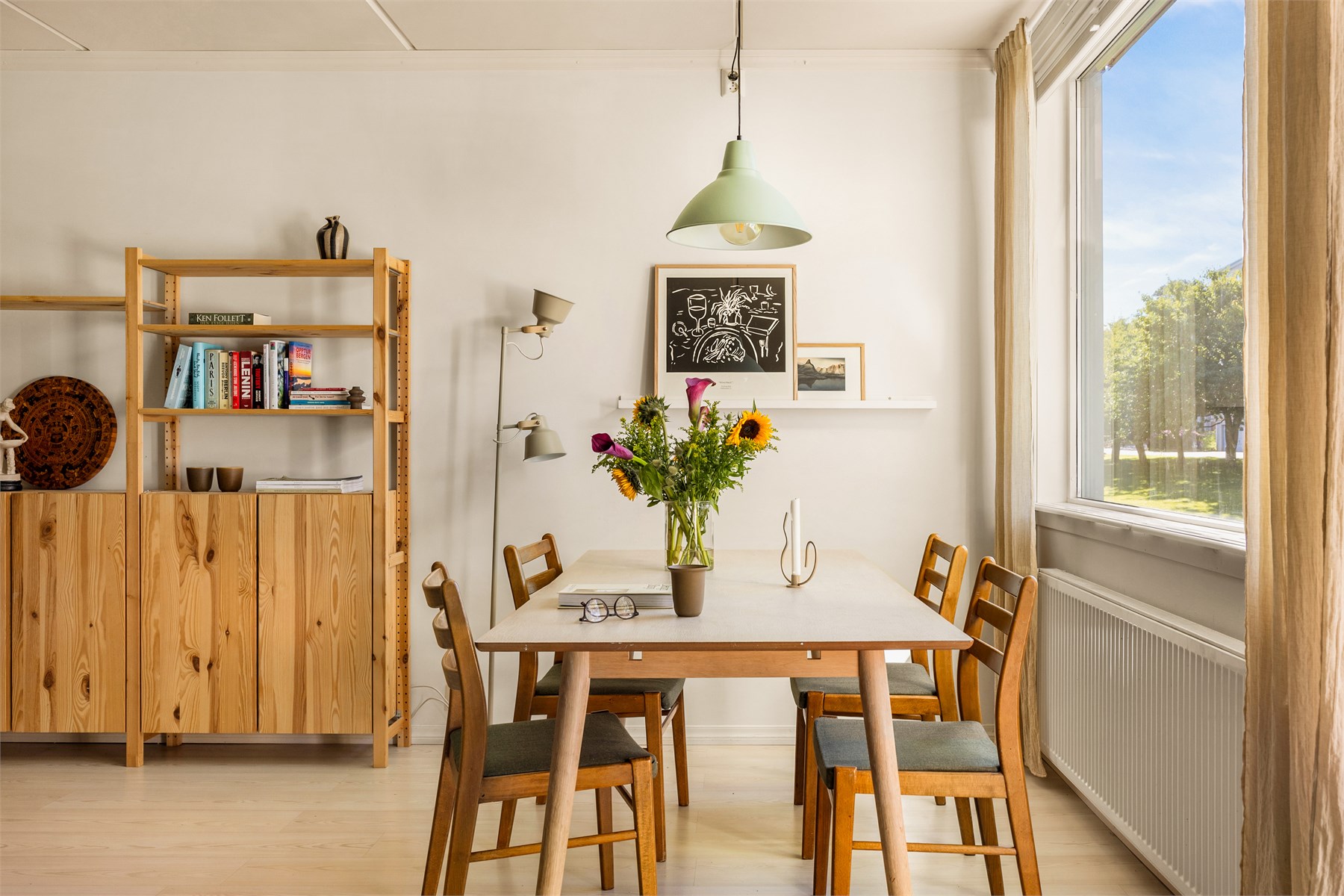 Spisestuen ligger fint til mellom kjøkken og stue og bidrar til en sosial og velfungerende planløsning. Her er det enkelt å samle familie og venner rundt et stort spisebord.