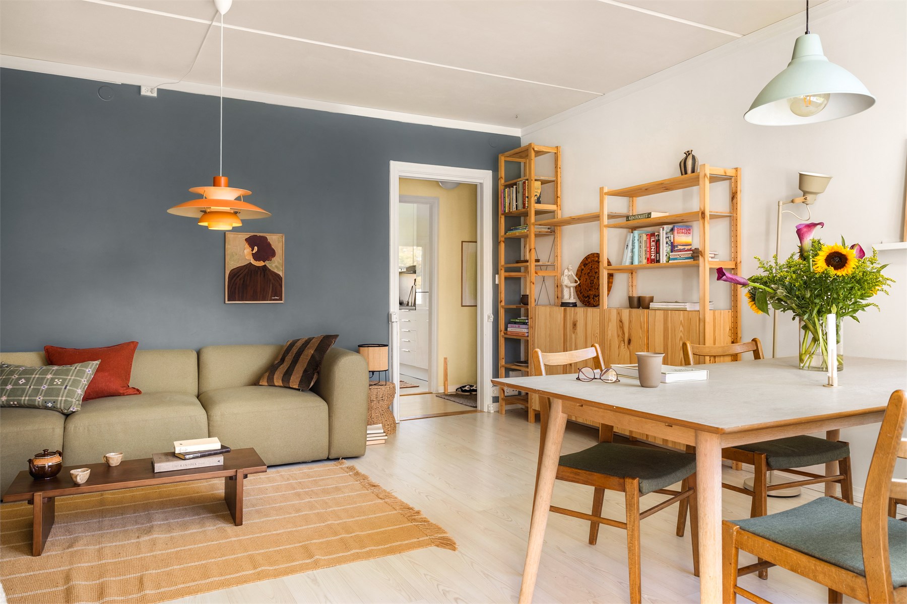 Med sine ca. 21,5 m² byr stuen på en romslig og fleksibel utforming med gode møbleringsmuligheter.