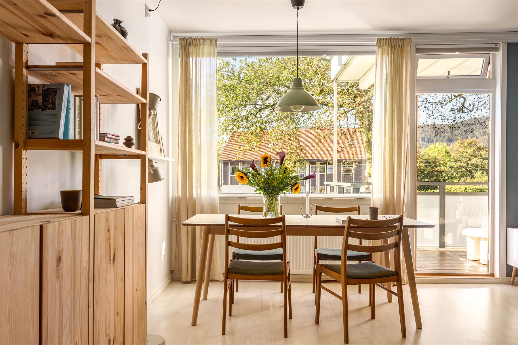 Spisestuen har en naturlig og hyggelig plassering ved de store vindusflatene, med god plass til et romslig spisebord for både hverdagsmåltider og hyggelige sammenkomster.