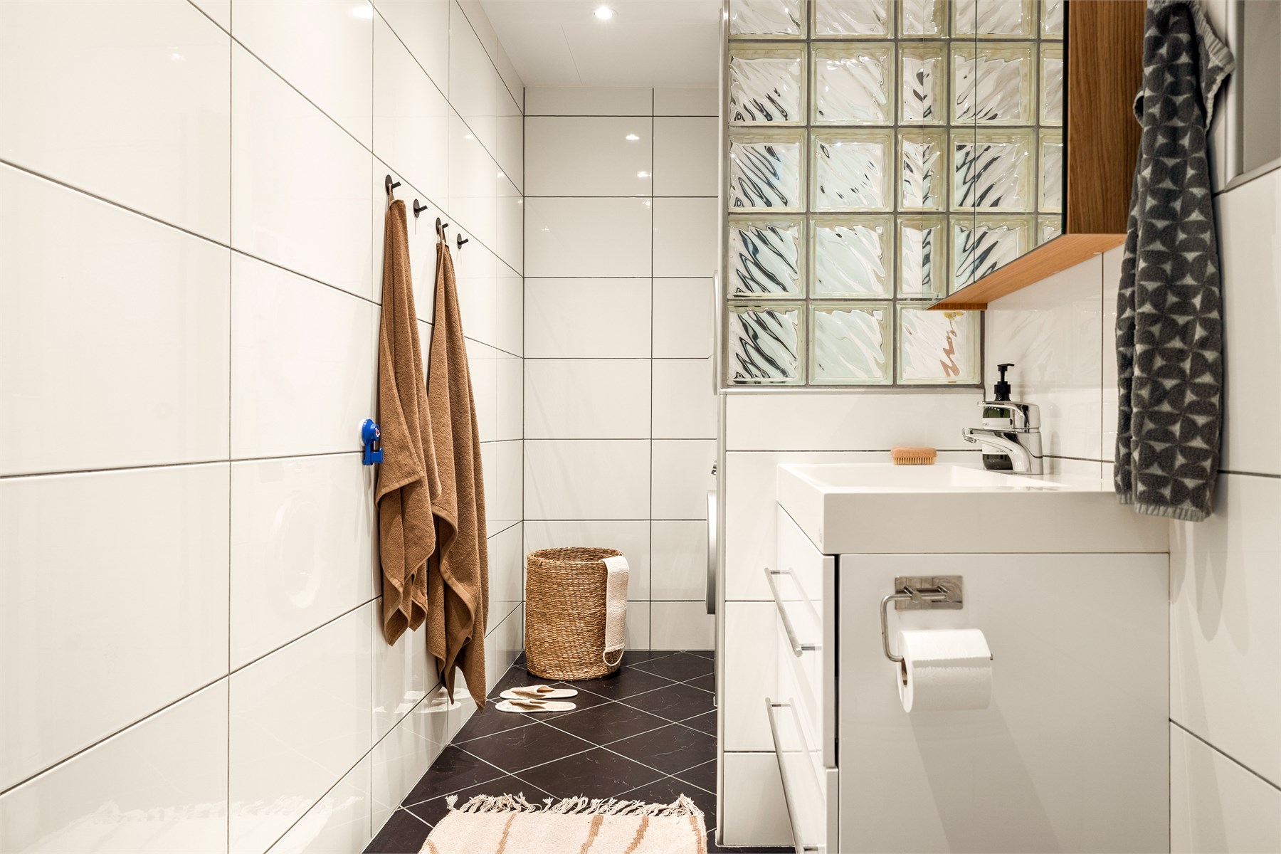 Lyst og pent bad som ble pusset opp i ca. 2009. Badet har fliser på gulv og vegger samt varmekabler i gulv. 