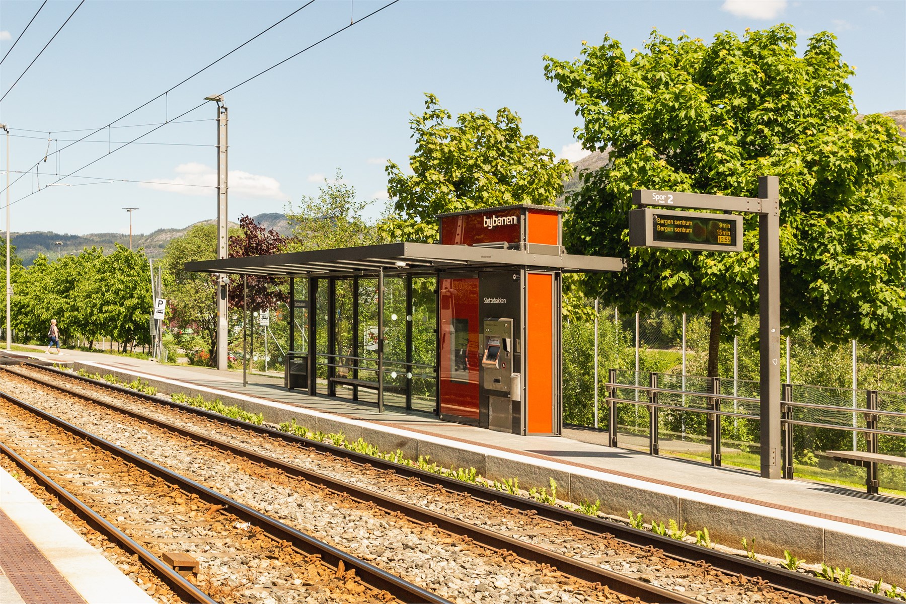 Det er svært gode kollektivforbindelser med både buss og bybane like ved, noe som gjør det enkelt og effektivt å komme seg til sentrum og øvrige deler av Bergen.