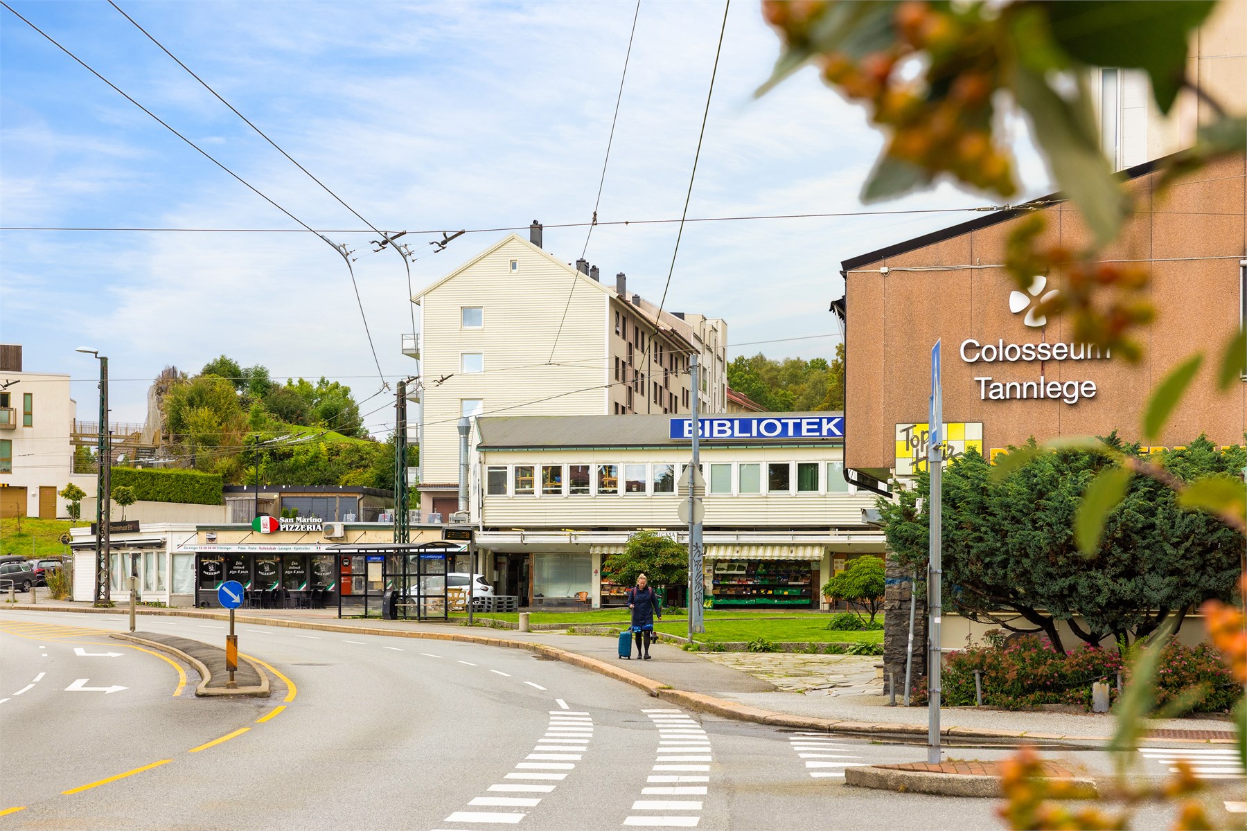 Også Landåstorget ligger lett tilgjengelig og byr på flere praktiske hverdagstilbud, blant annet dagligvare, bibliotek, blomsterbutikk og serveringstilbud.