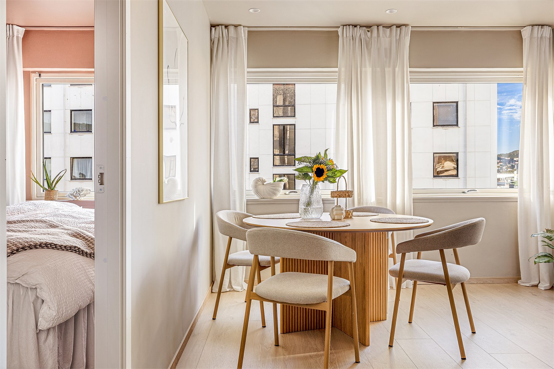 Spisestuen har en naturlig og hyggelig plassering ved de store vindusflatene, med god plass til et romslig spisebord for både hverdagsmåltider og hyggelige sammenkomster.
