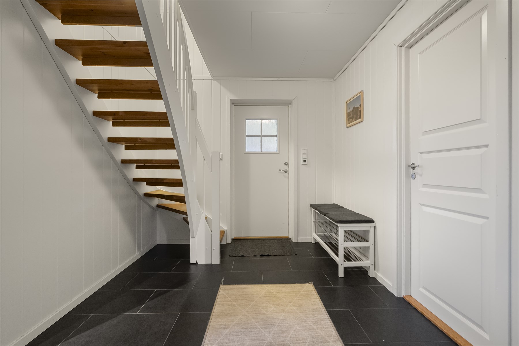- Fra entrè er det trapp opp til loftstue - 