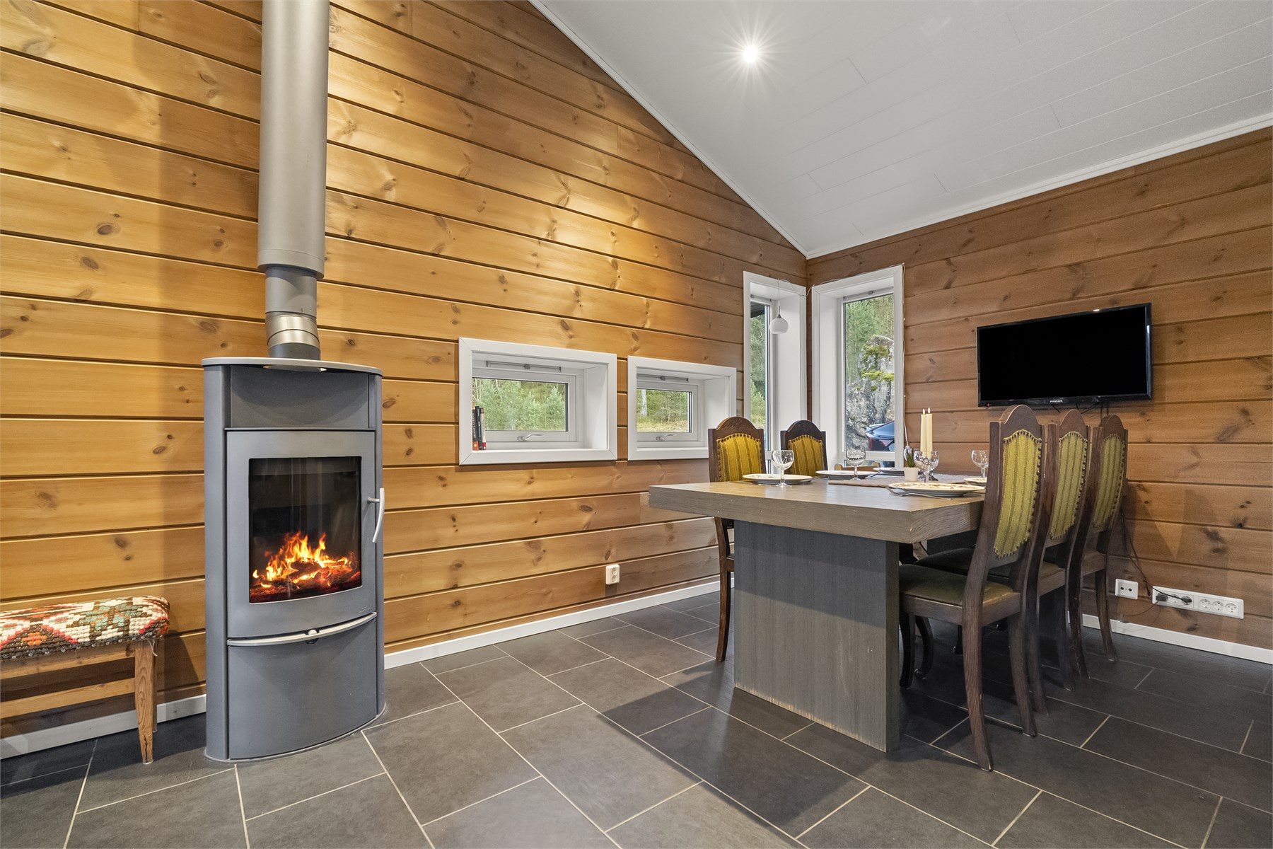- Stemningsfull spiseplass med lun trepanel- et naturlig samlingspunkt for hyggelige måltider og lange kvelder på hytta -