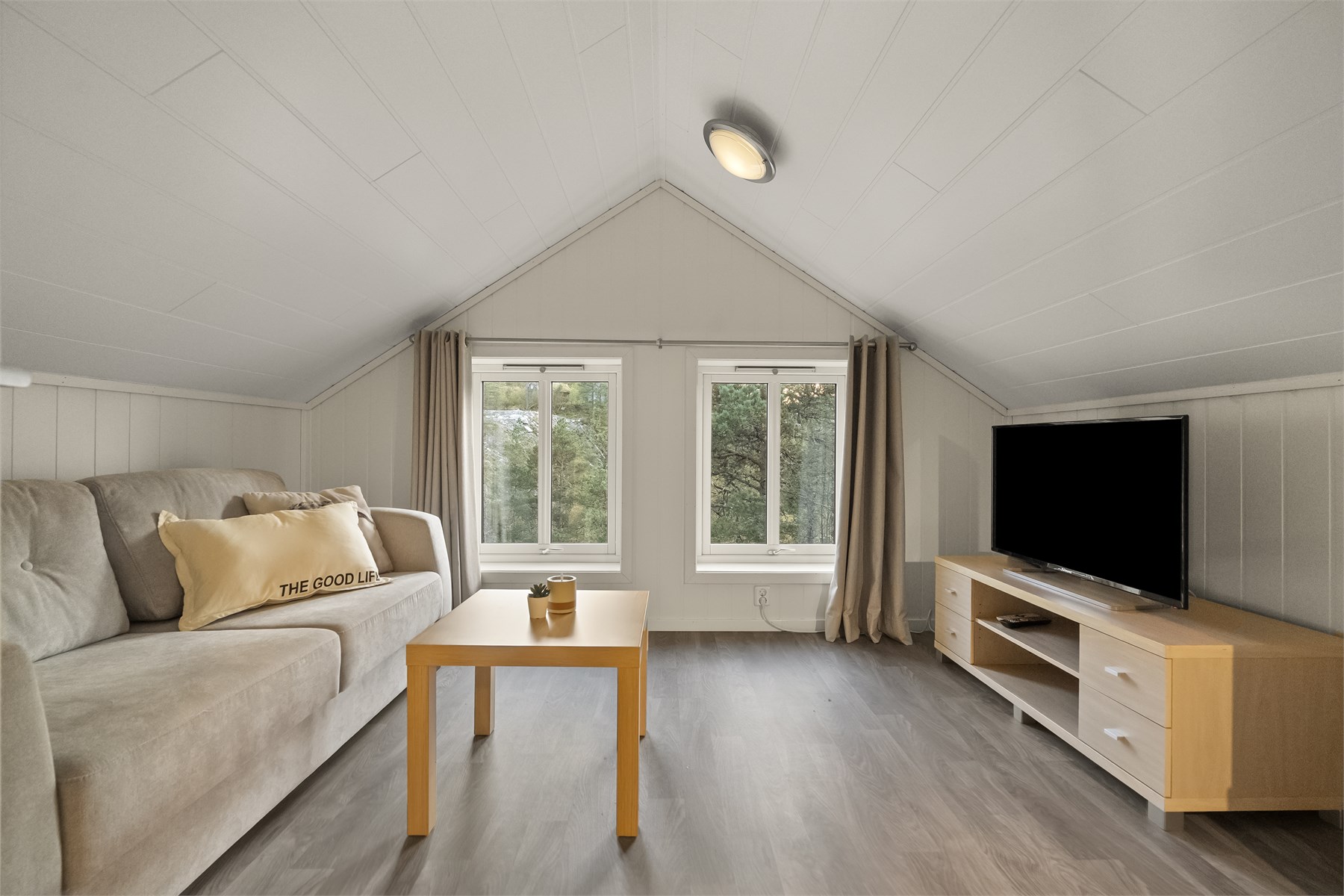 - Loftstuen er ypperlig plass for lek og moro for barna. Den måler ca 5,66m2 - 