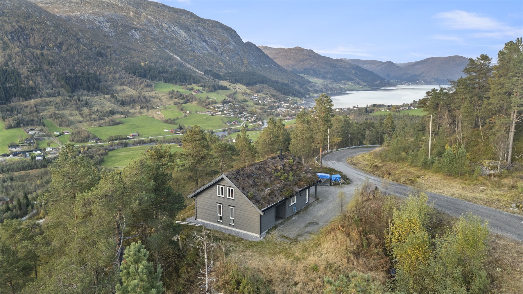 - Det er enkel kjøreadkomst helt frem til eiendommen og veien blir også brøytet -