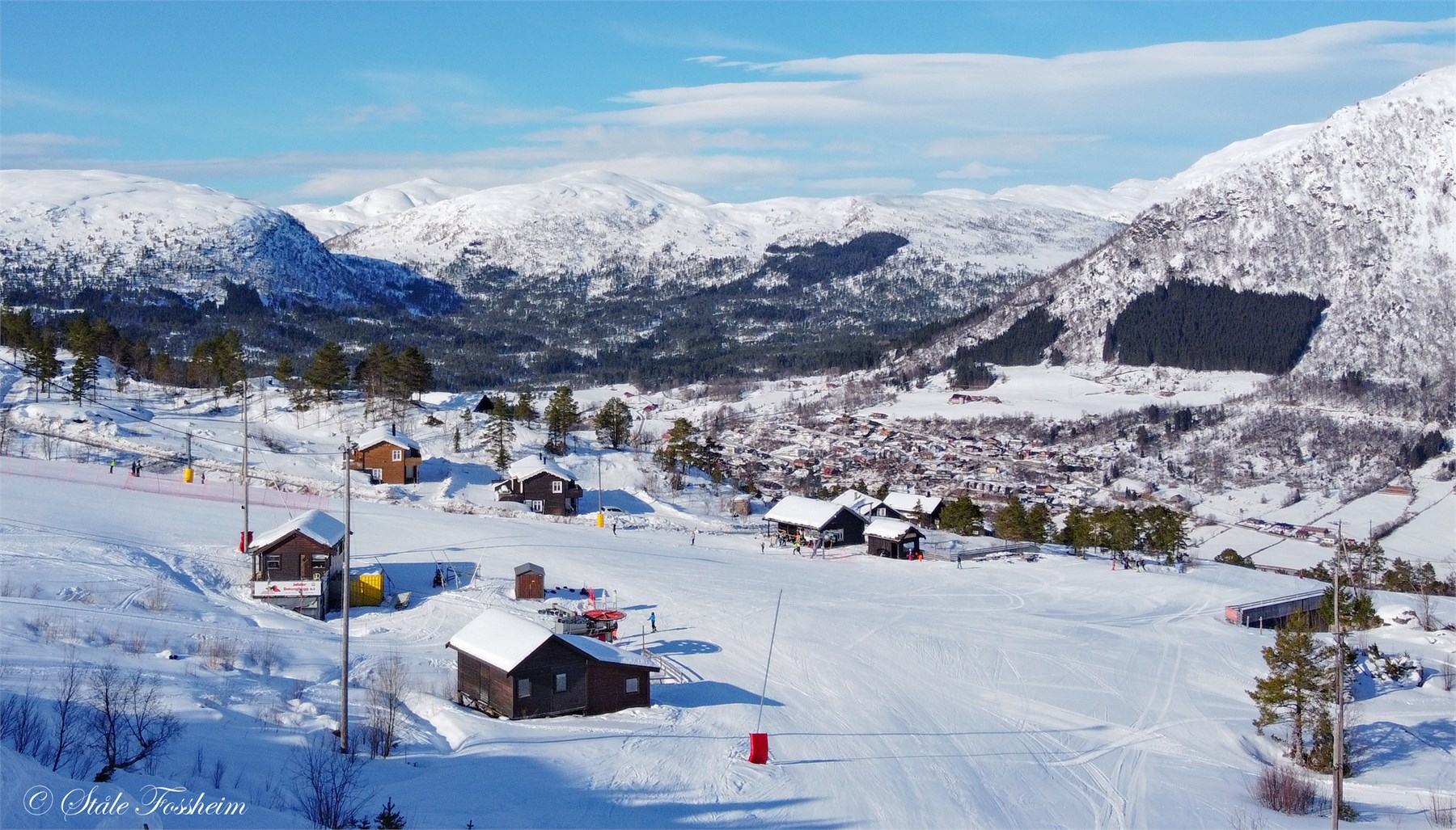 - Jølster Skisenter har 4 km preparerte løyper både for store og små. Her kan du velge mellom fire skiheiser eller ta turen ut i de flotte frikjøringsområdene -