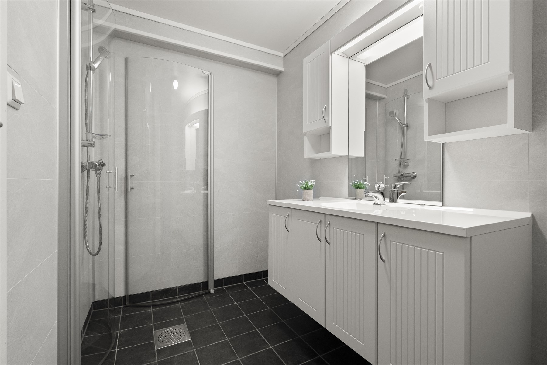 - Badet ble renovert i 2011. Det er fliser på gulv med varmekabler og våtromsplater på vegg - 