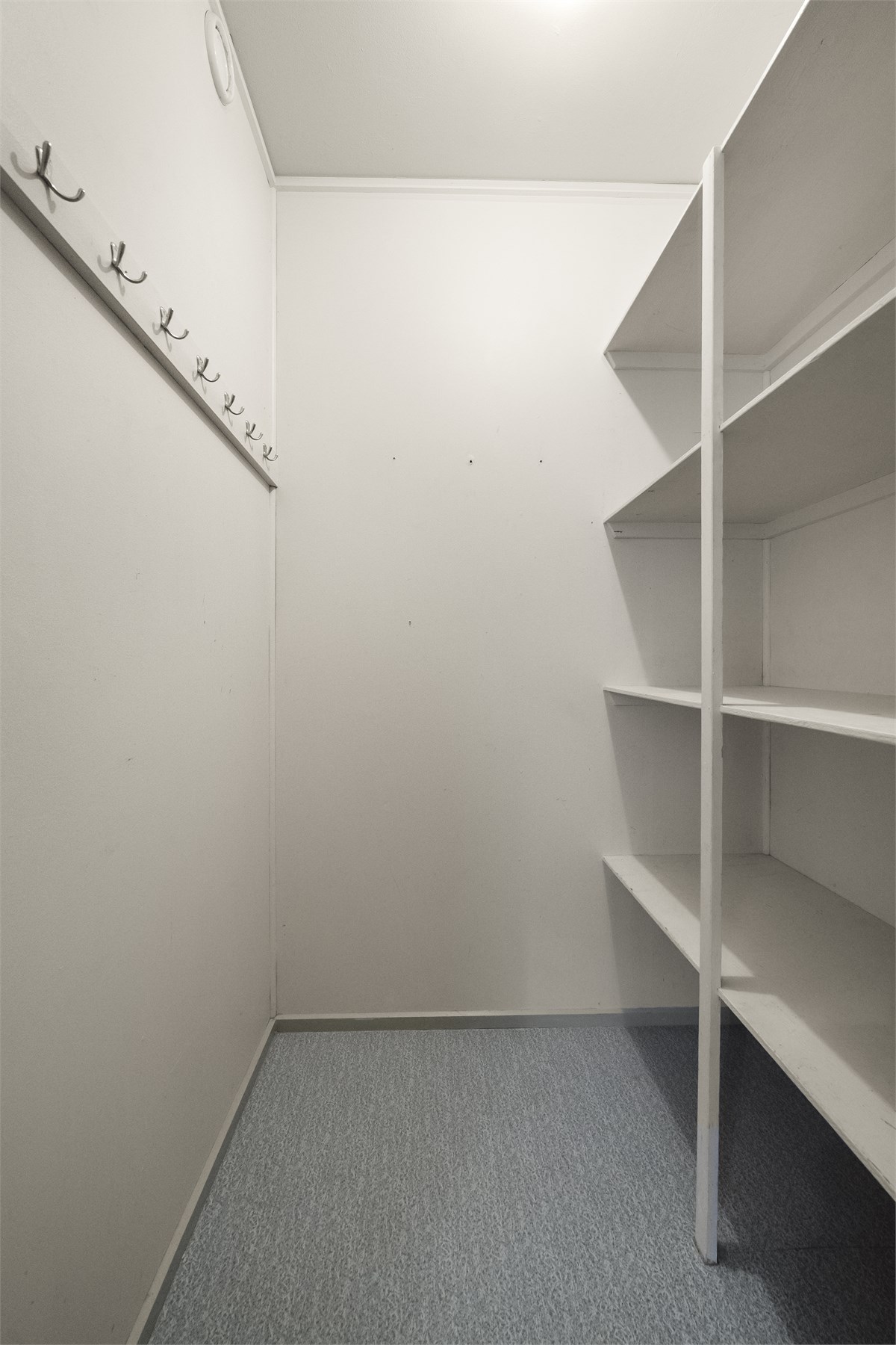 - Bod/walk in fra hovedsoverom - 
