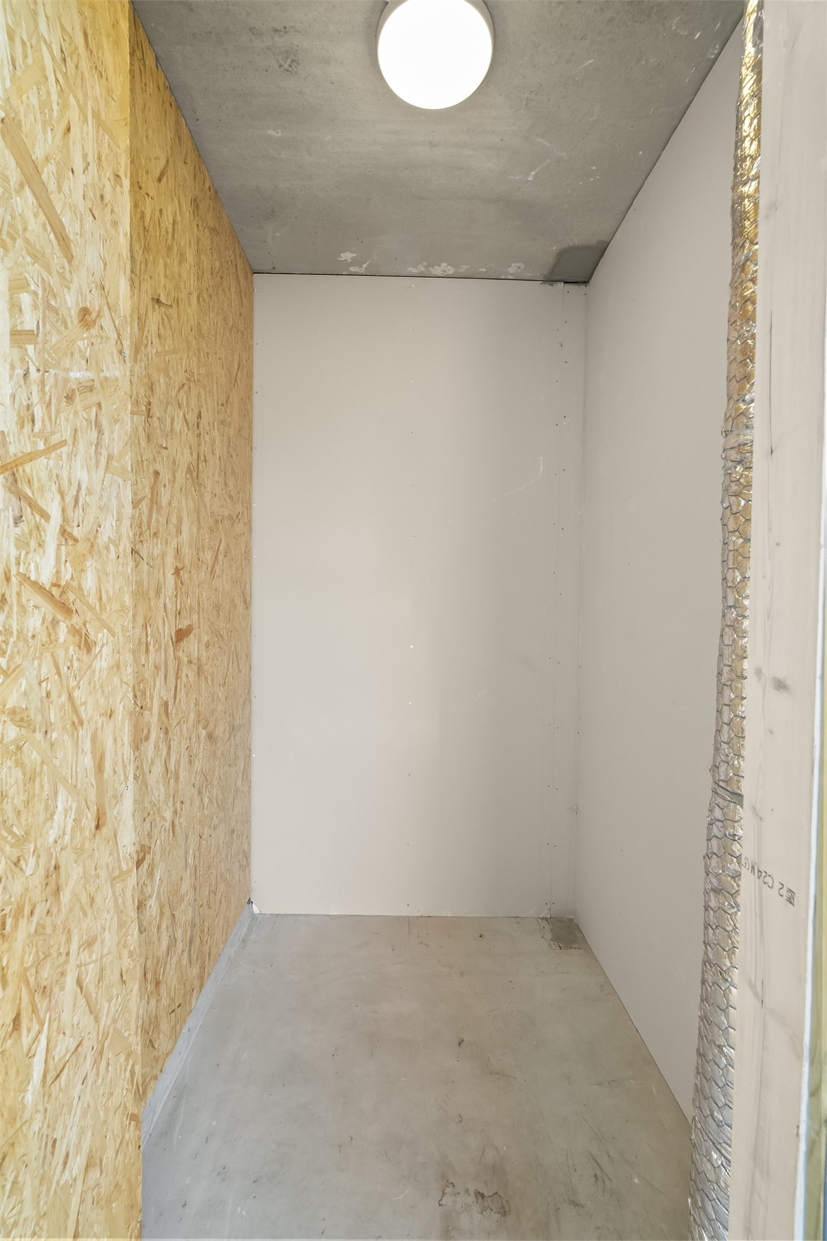 - Boden måler ca 2m2 - 