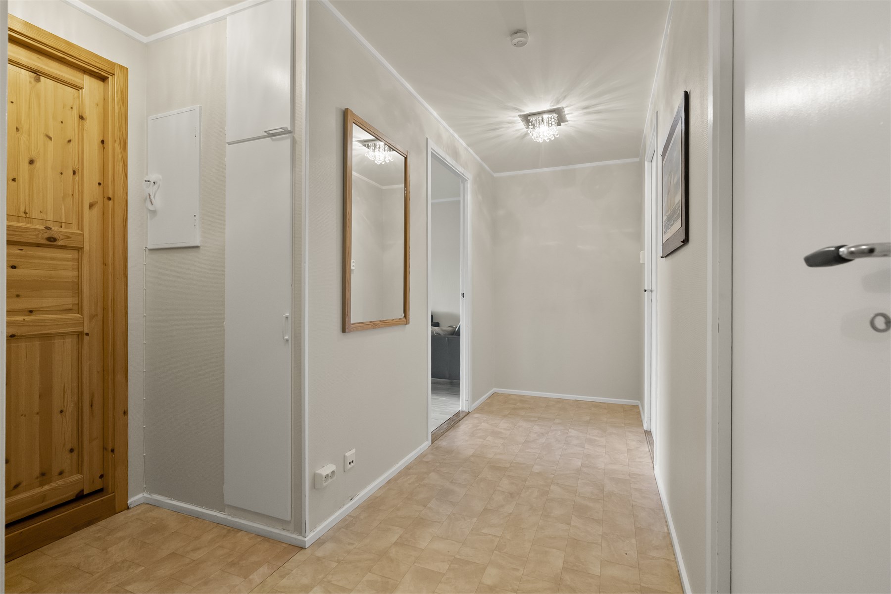- Overflatene består av laminat og belegg på gulv. Veggene har tapet, strie og trepanel - 