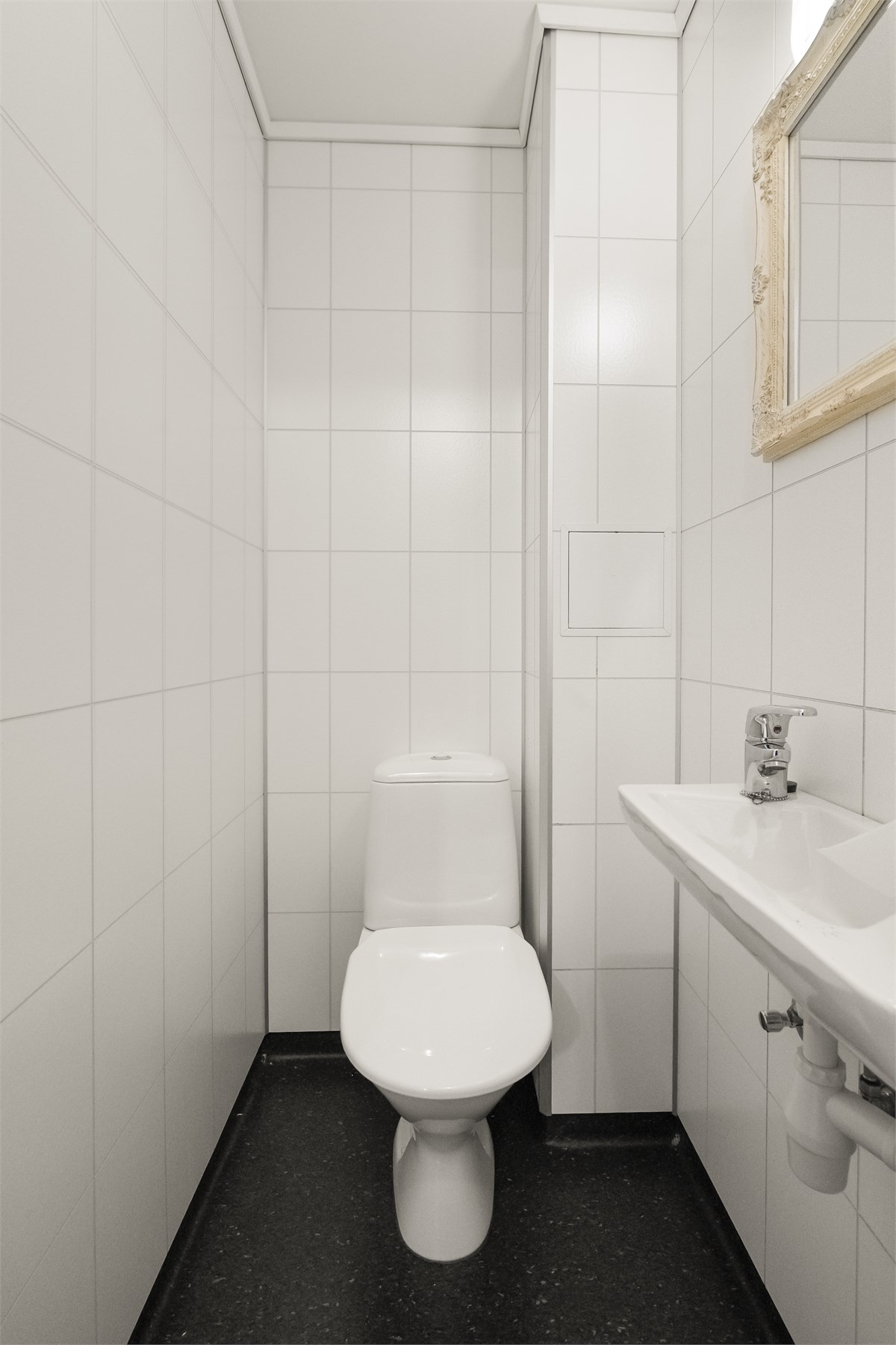 -Separat toalettrom med enkel innredning -