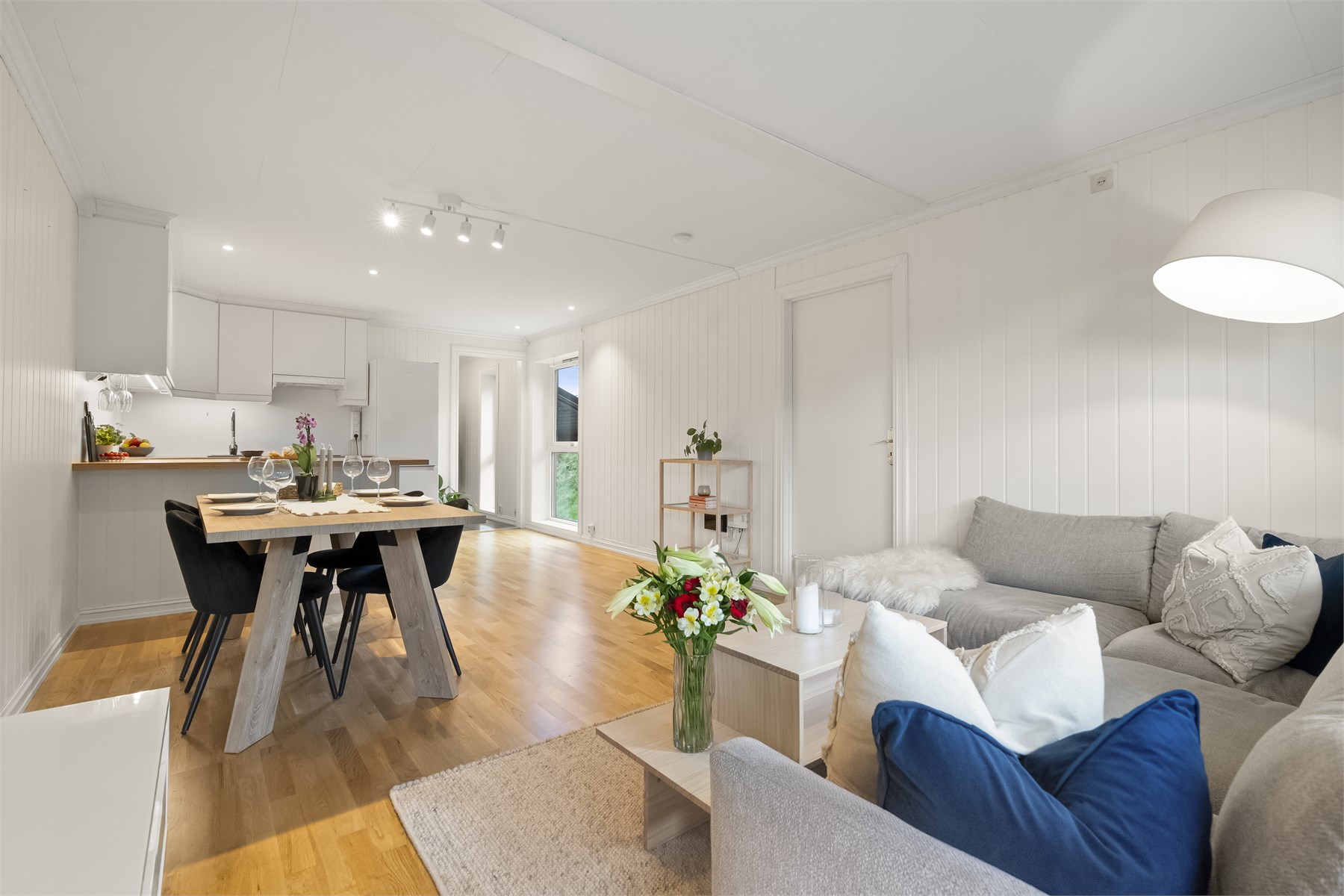 - Sentral 2-roms leilighet i Førde sentrum - 