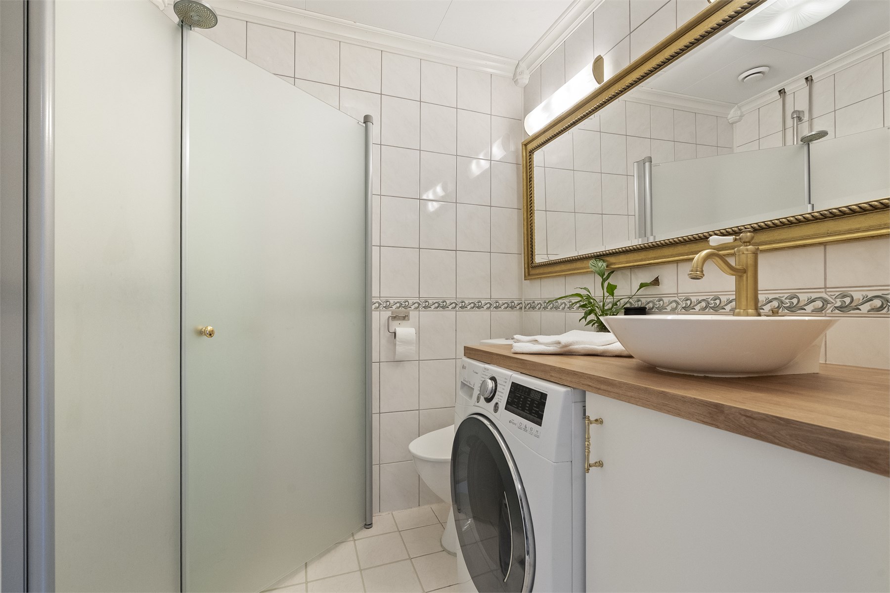 - Badet har dusjdører, dusjarmatur, servant og benkeplate i tre fra 2021. Toalettet er nytt i 2026 - 