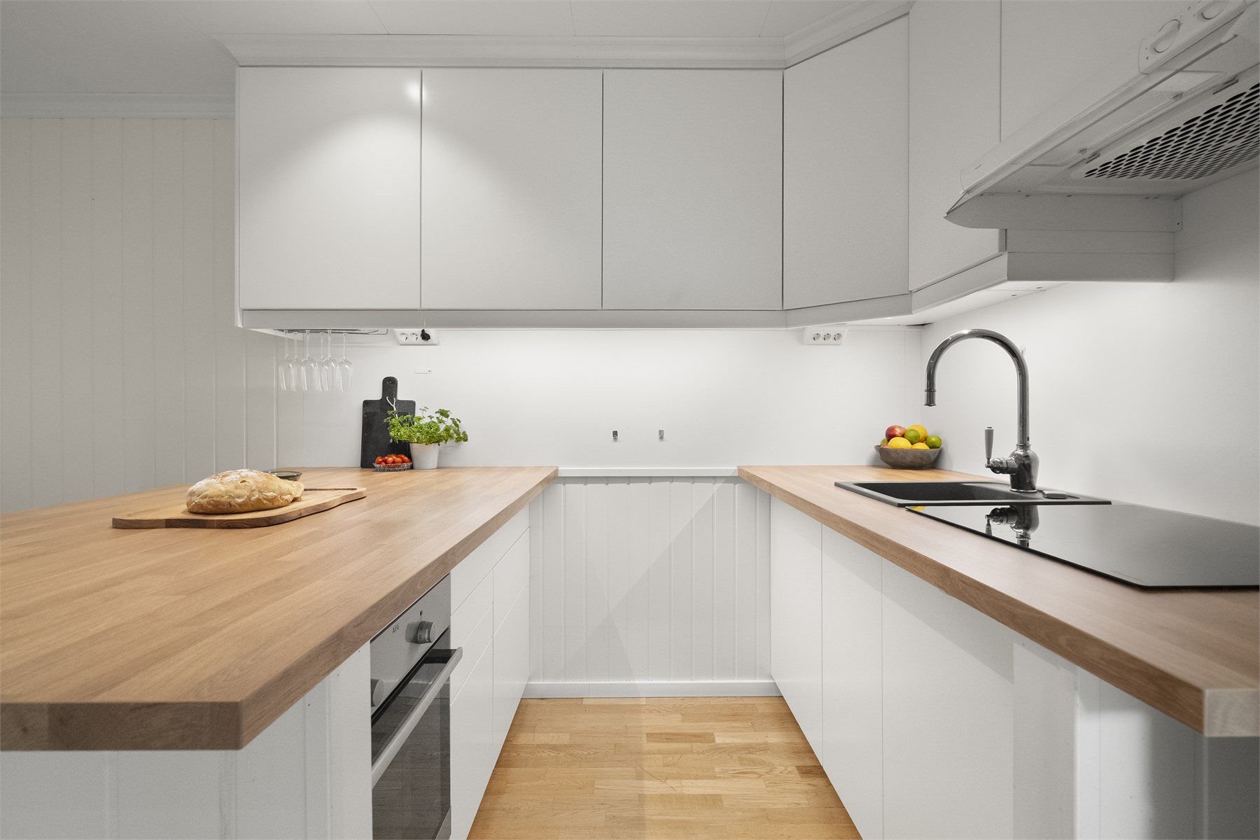 - Kjøkkeninnredningen er fra IKEA med heltre benkeplate og ble montert i 2021 - 