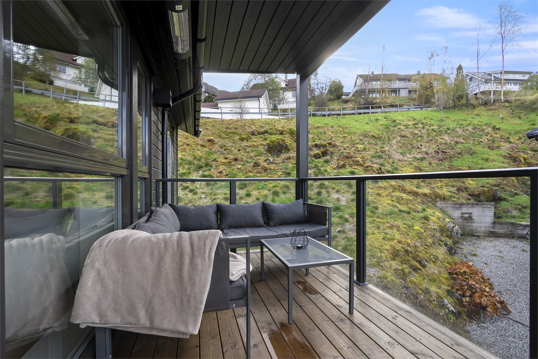 - Den overbygde balkongen byr på en lun og hyggelig uteplass med terrassevarmer som forlenger utesesongen -