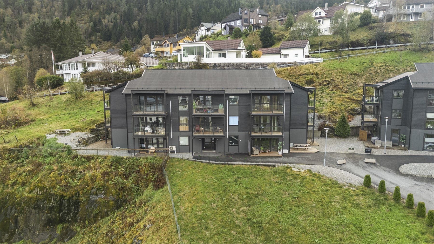 - I 20/21 gjorde borettslaget en stor oppgradering med nye balkonger, vinduer, ytterkledning og tak på bygget. -